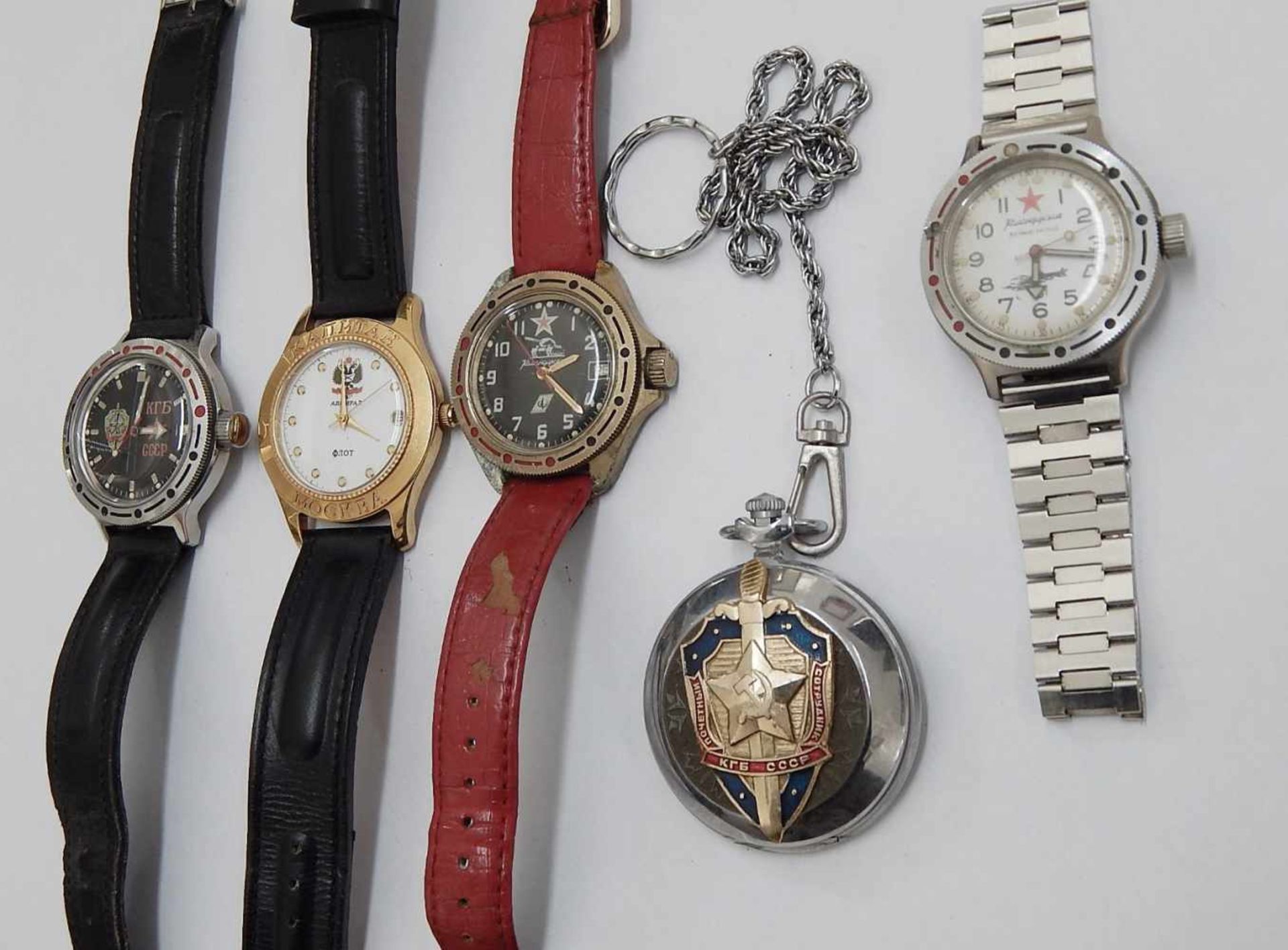 Konvolut 4 russische Armbanduhren und 1 Taschenuhr, zusammen
