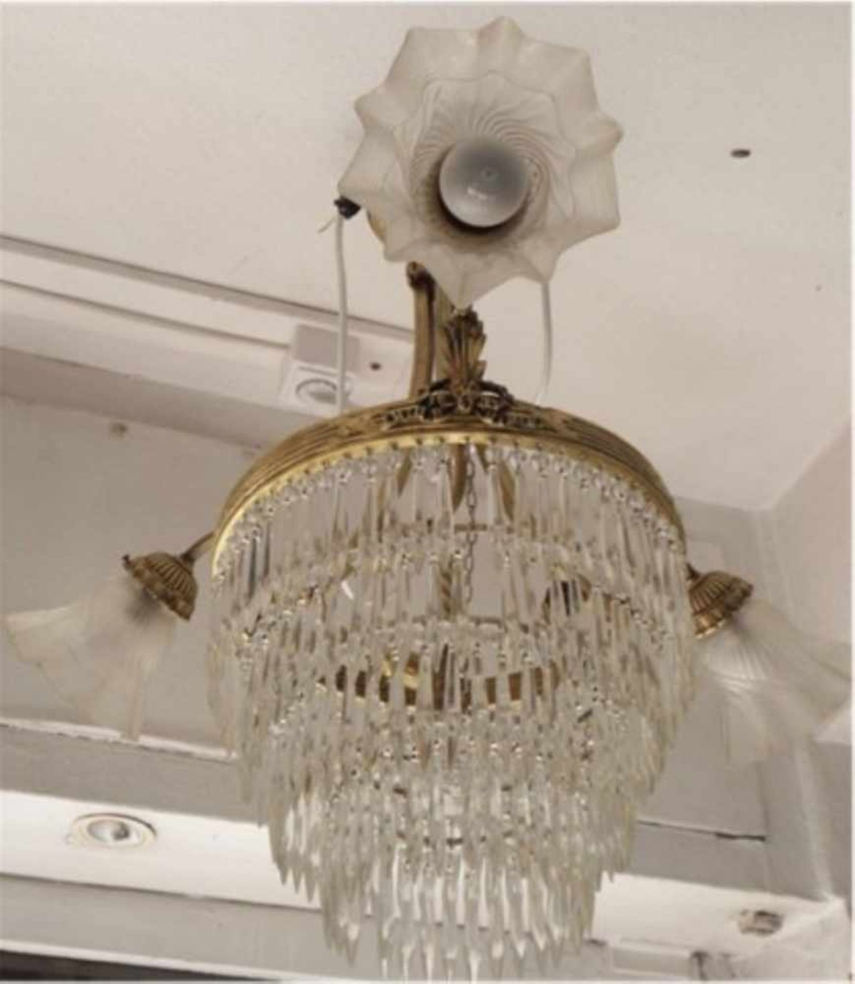 3-armige Jugendstil Deckenlampe mit aufwendigen Glasprismenbehang, floral verzierte Messingmontur