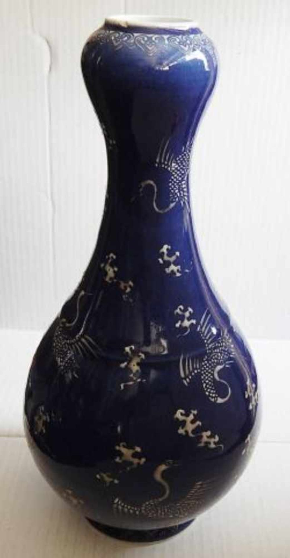 Knoblauchkopf-Vase, blau lasiert mit weißem, fguralem Dekor, mit Daqing Xuantong Nianzlu-Marke,