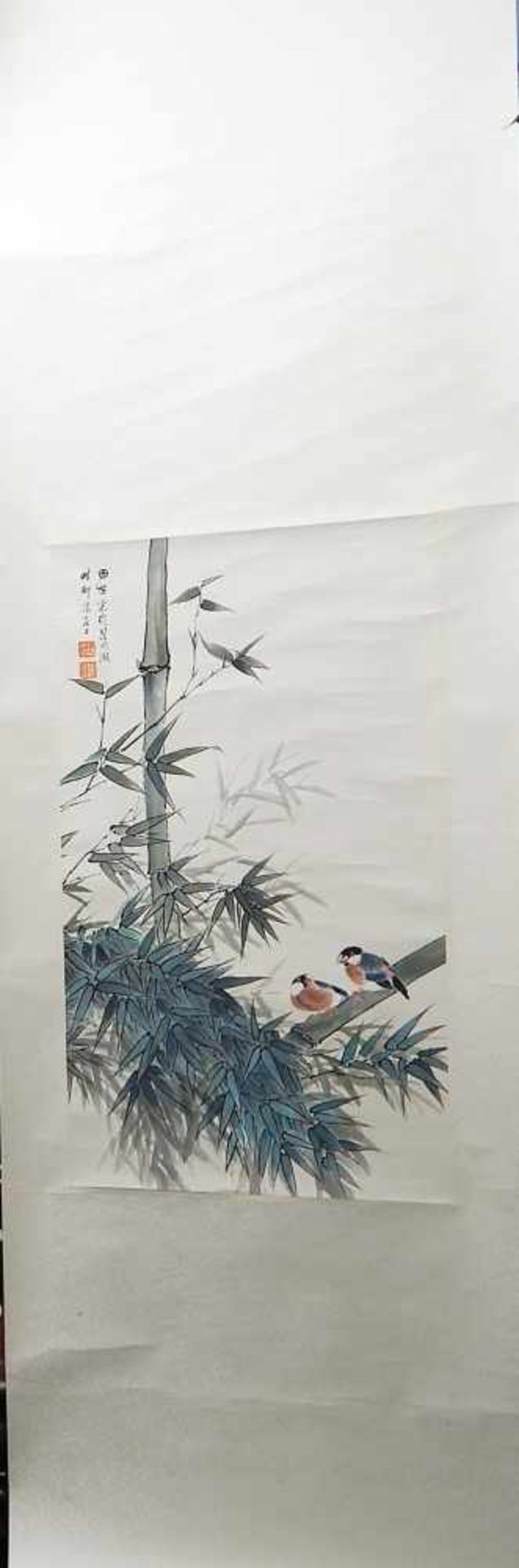 Rollbild, Darstellung von 2 Vögeln auf einem Bambus, Aquarell und Tinte, vom Künstler signiert und
