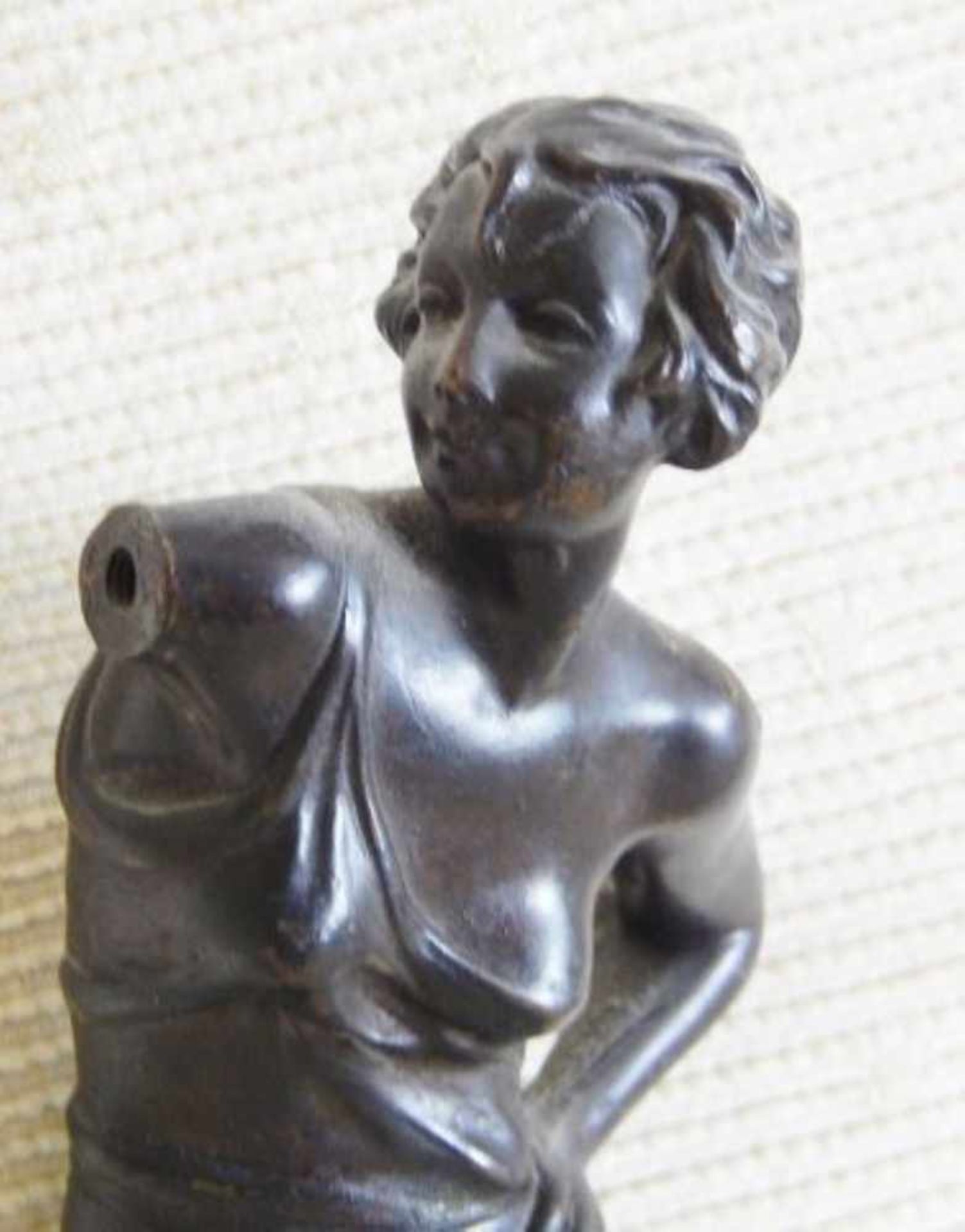 Skulptur "Stehender Halbakt", Bronze, auf dem Sockel unleserlich signiert, 1 Arm fehl wohl, Höhe - Image 2 of 3