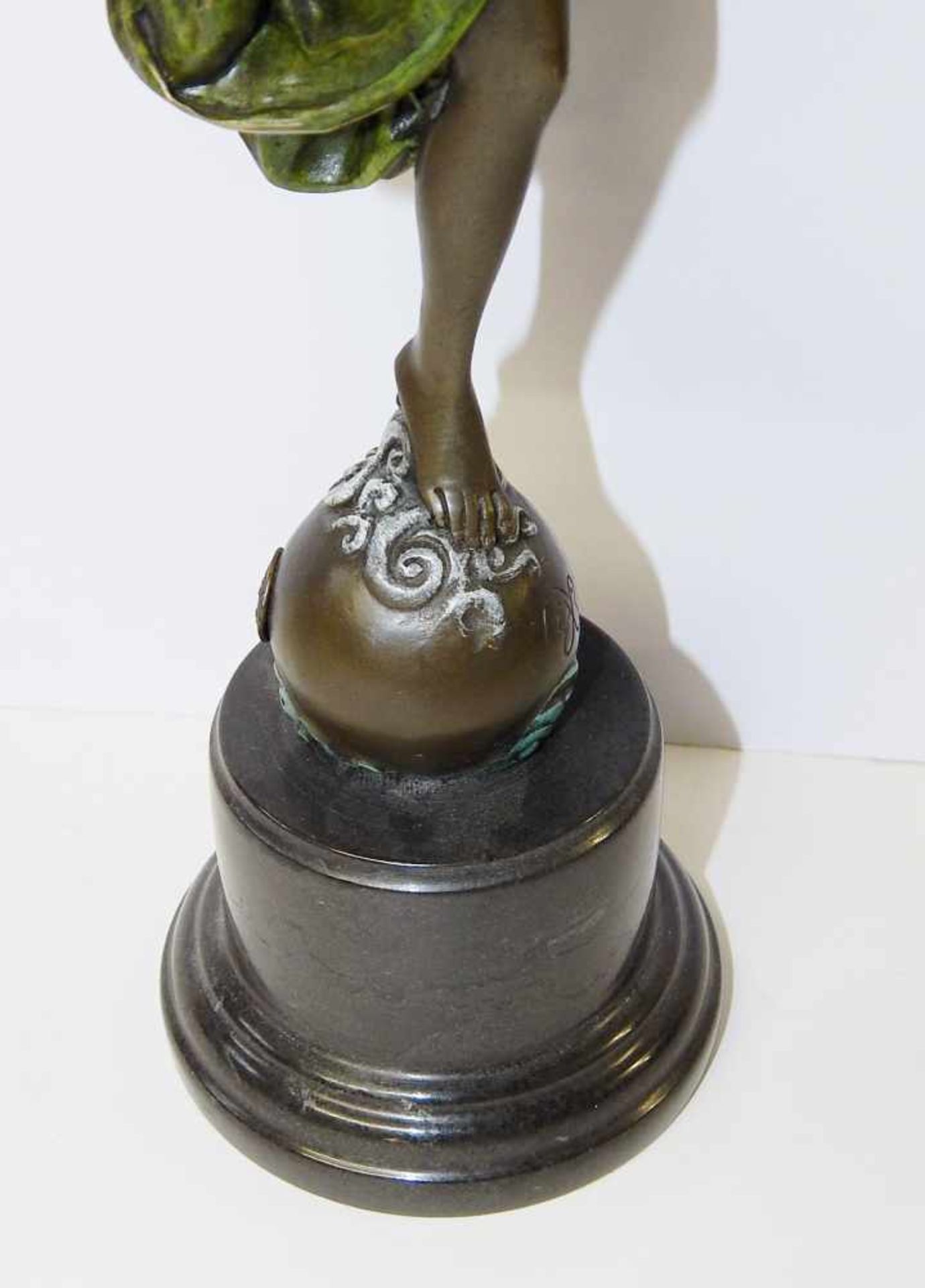 Skulptur "Engel mit Fanfare", Bronze auf Marmorsockel montiert, Gesamthöhe ca.41, 2cm, wohl ein - Bild 3 aus 5