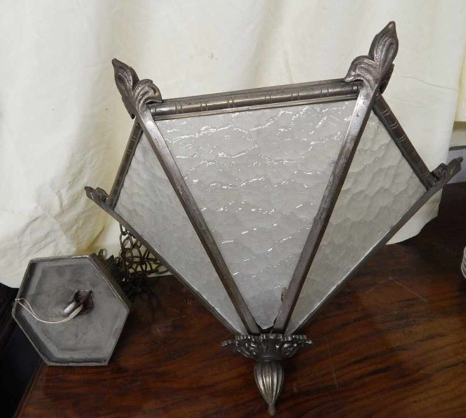 6-eckige Deckenlampe mit geschupptem, satiniertem Glas(teilweise leicht bestossen), Messing