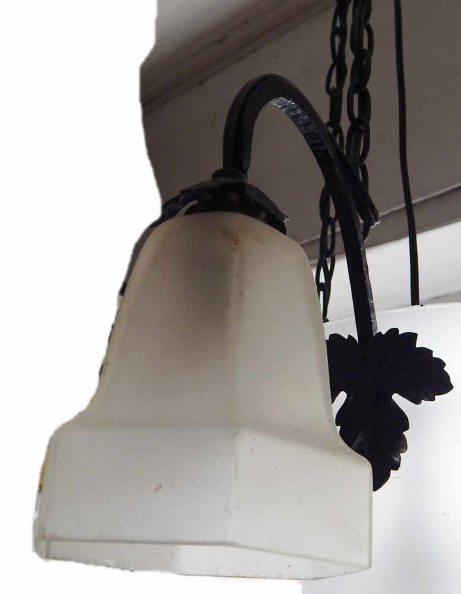 3-armige ArtDeco Deckenlampe mit 3 satinierten Milchglasglocken, schlichte Form, schmiedeeiserne - Bild 2 aus 2