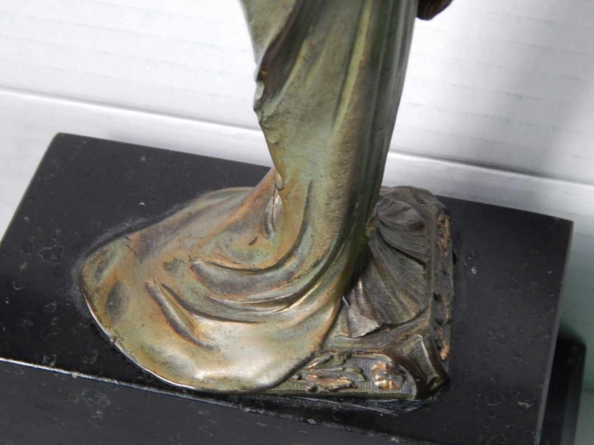 Lucie Charles E.Alliot(1877-1956), "Stehende mit Fächer und Schlange", Bronze auf Marmorsockel, - Bild 4 aus 5