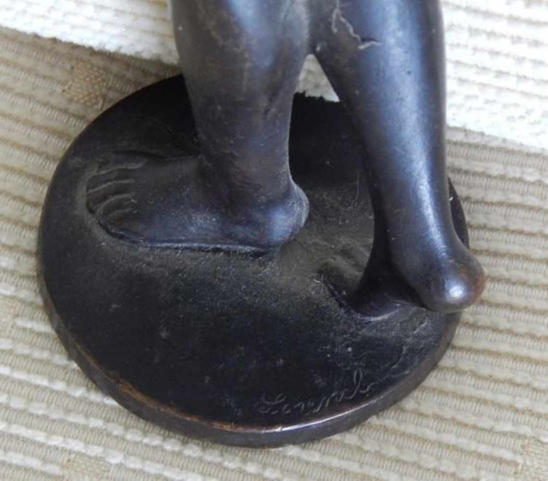 Skulptur "Stehender Halbakt", Bronze, auf dem Sockel unleserlich signiert, 1 Arm fehl wohl, Höhe - Image 3 of 3