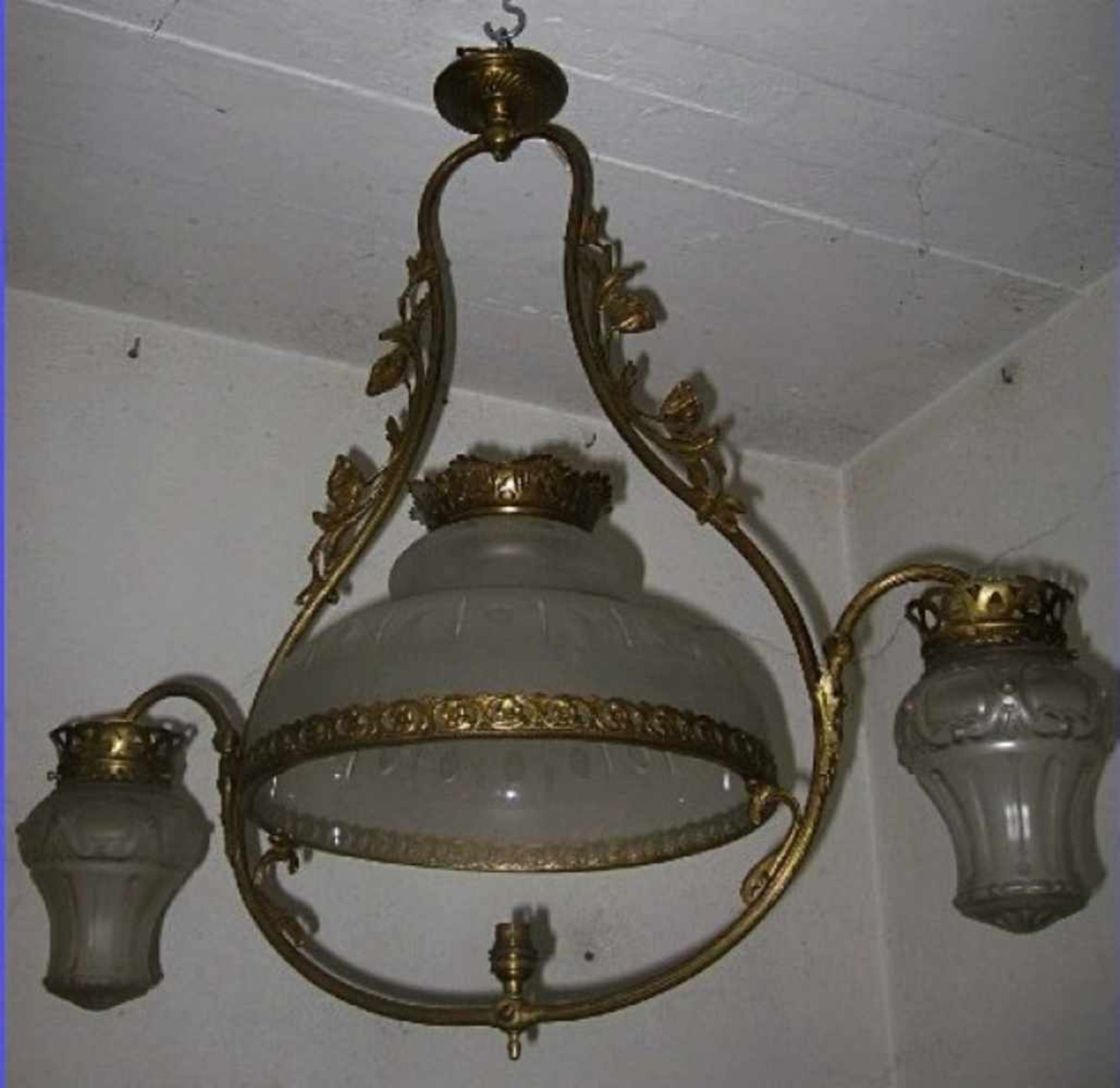 2-armige Jugendstil Deckenlampe mit zentrierter Glasschale aus satiniertem Milchglas, die mit