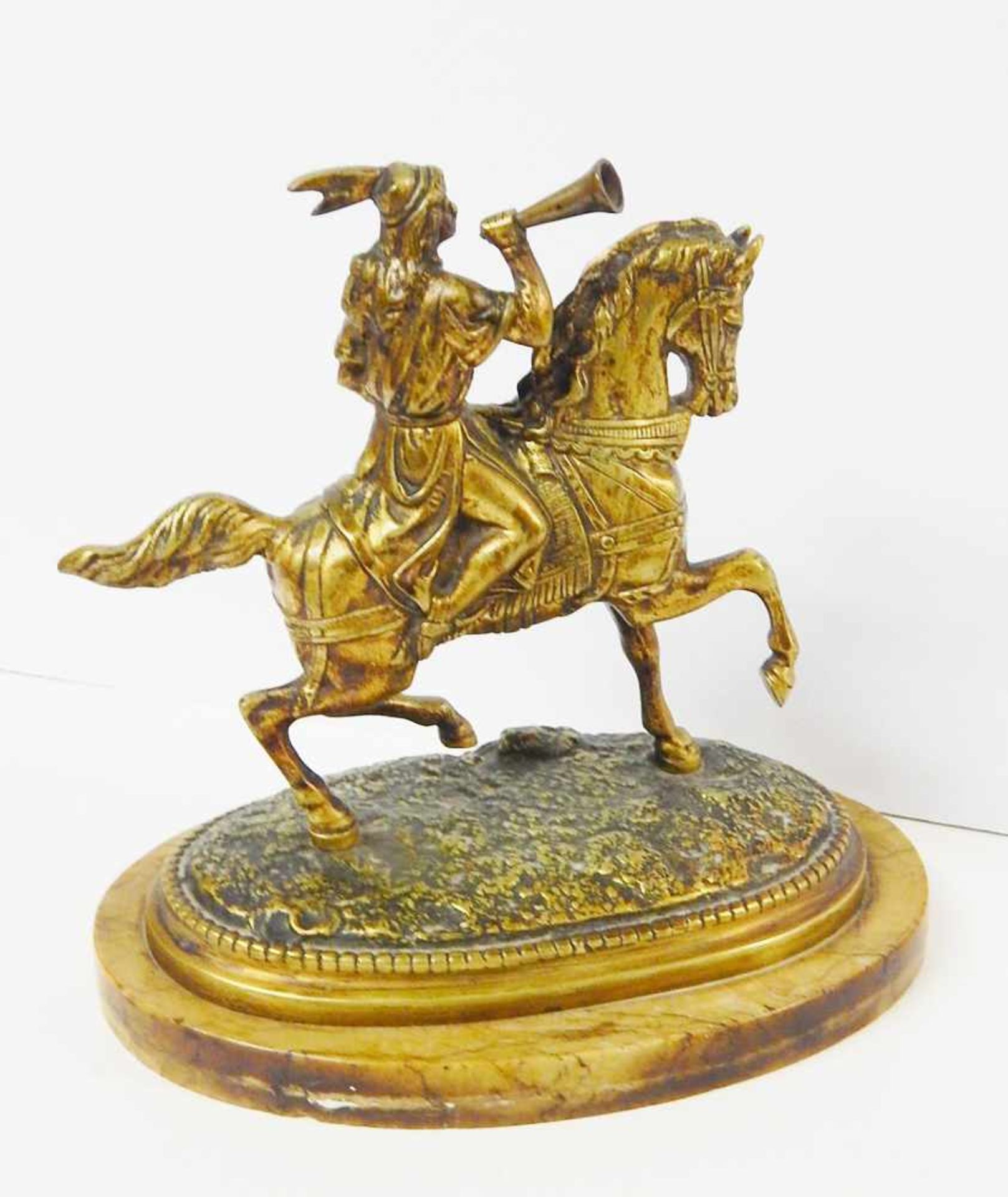 Skulptur "Indianer zu Pferd mit Fanfare", Bronze auf Marmorsockel montiert, Höhe ca.20cm, Breite - Bild 2 aus 3