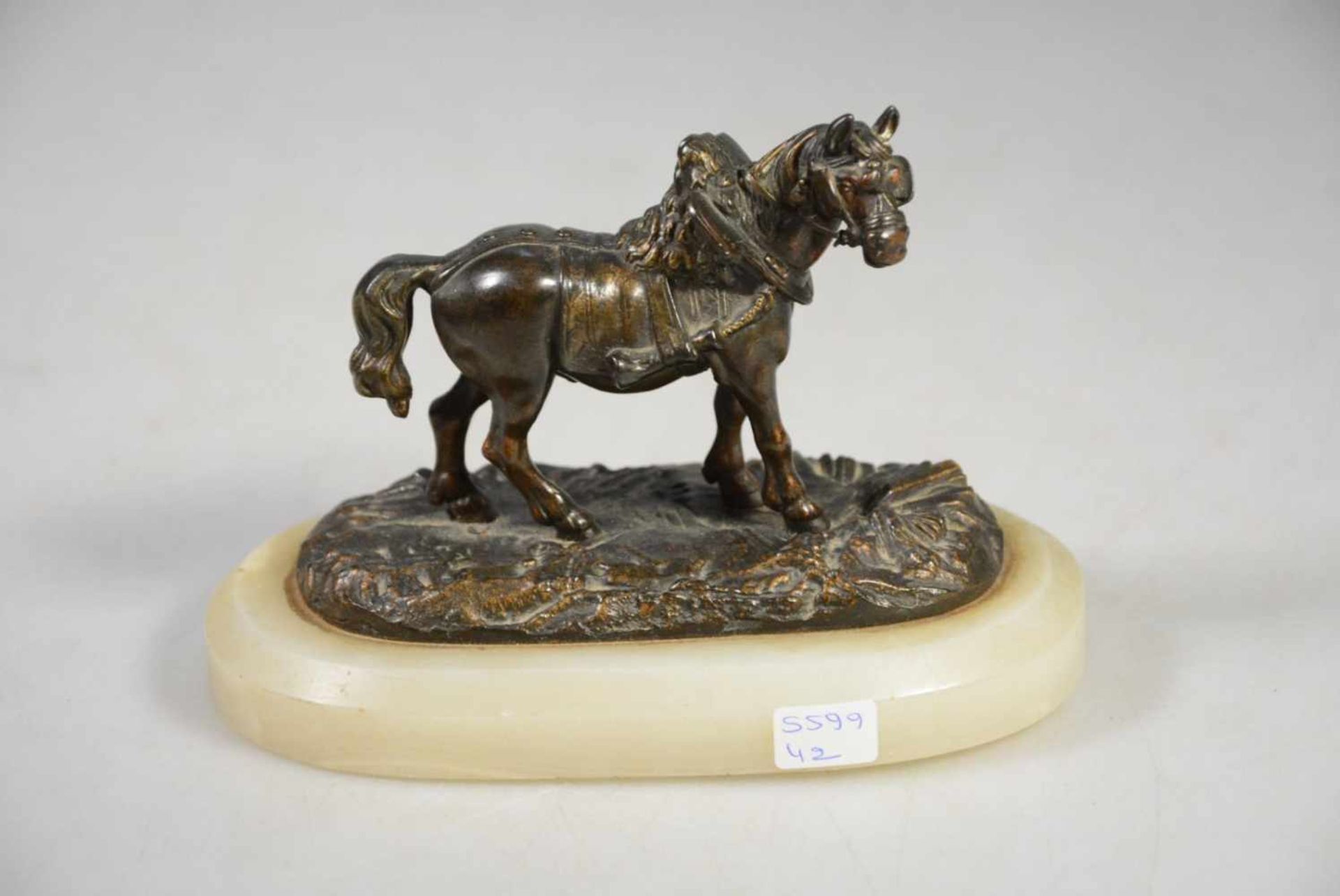 Skulptur "Gesatteltes Pferd", Bronze auf Onixsockel montiert, Höhe ca.11cm, Breite ca.15cm, um
