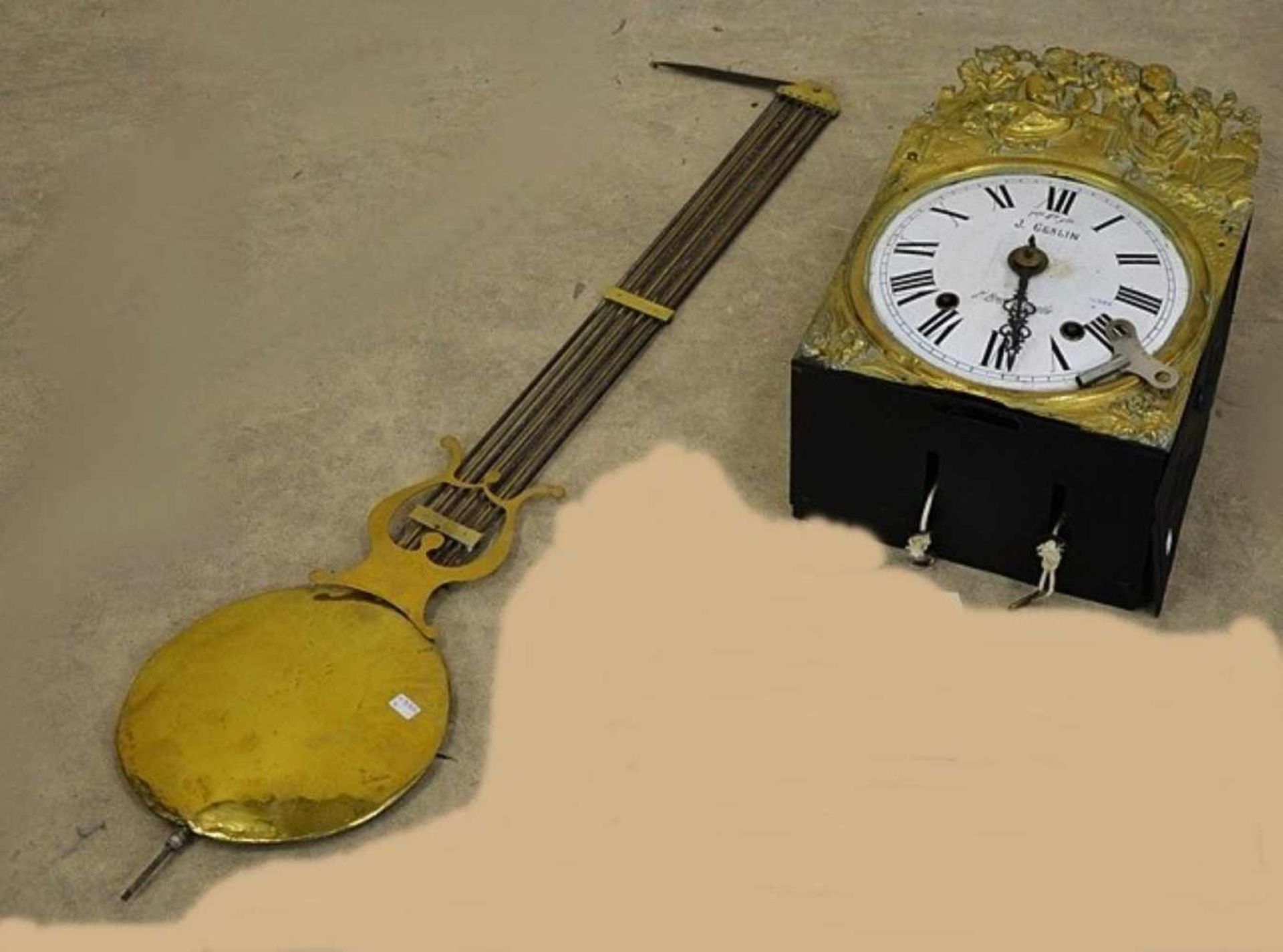 Comtoise, Messinggehäuse mit einem mit einer Lyra verzierten Pendel, mit Glockenschlag, 19.