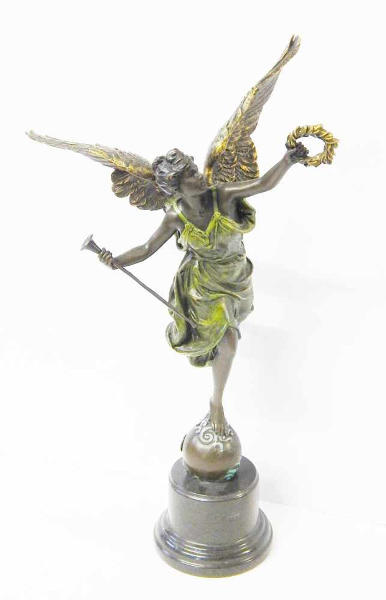 Skulptur "Engel mit Fanfare", Bronze auf Marmorsockel montiert, Gesamthöhe ca.41, 2cm, wohl ein