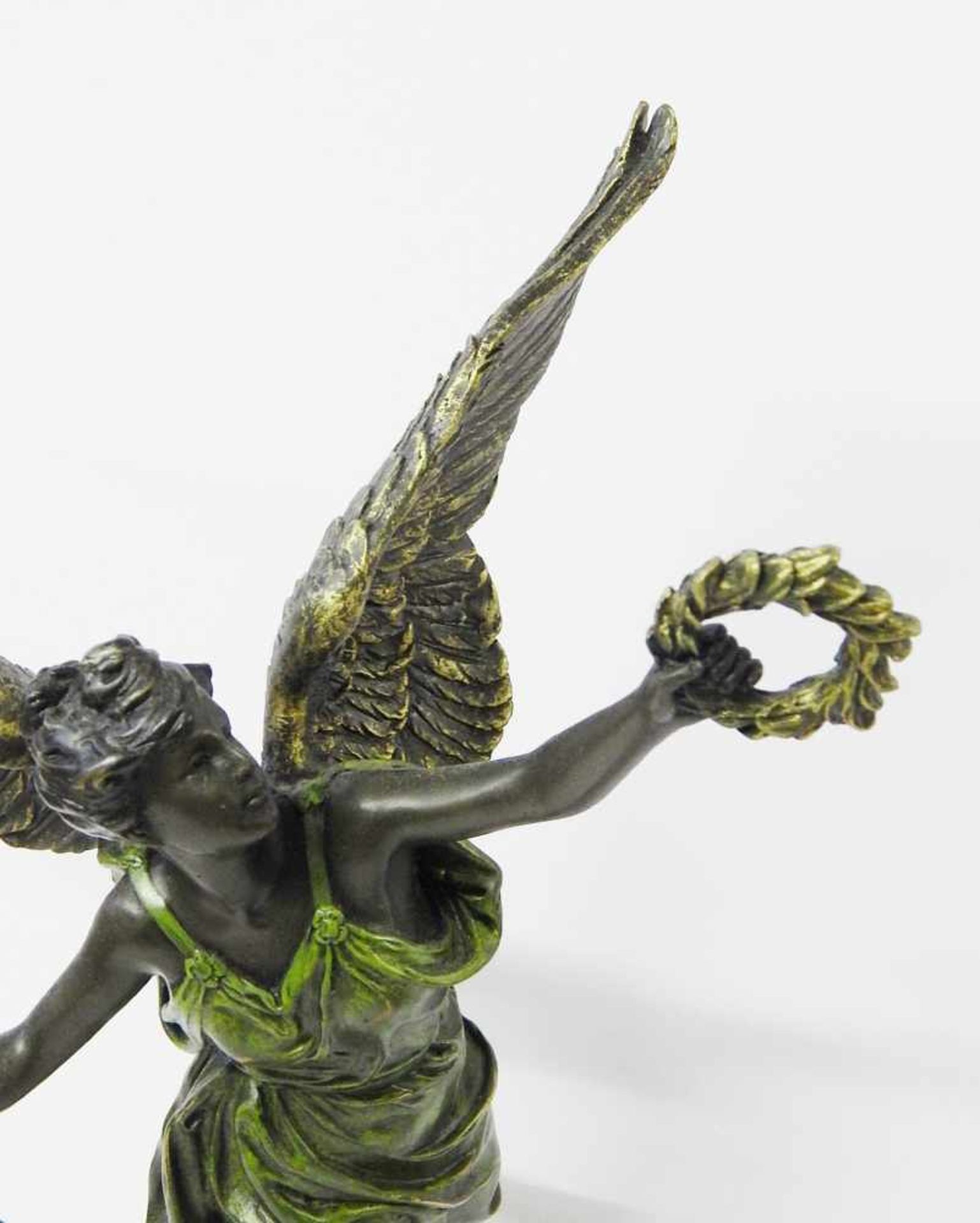 Skulptur "Engel mit Fanfare", Bronze auf Marmorsockel montiert, Gesamthöhe ca.41, 2cm, wohl ein - Image 2 of 5