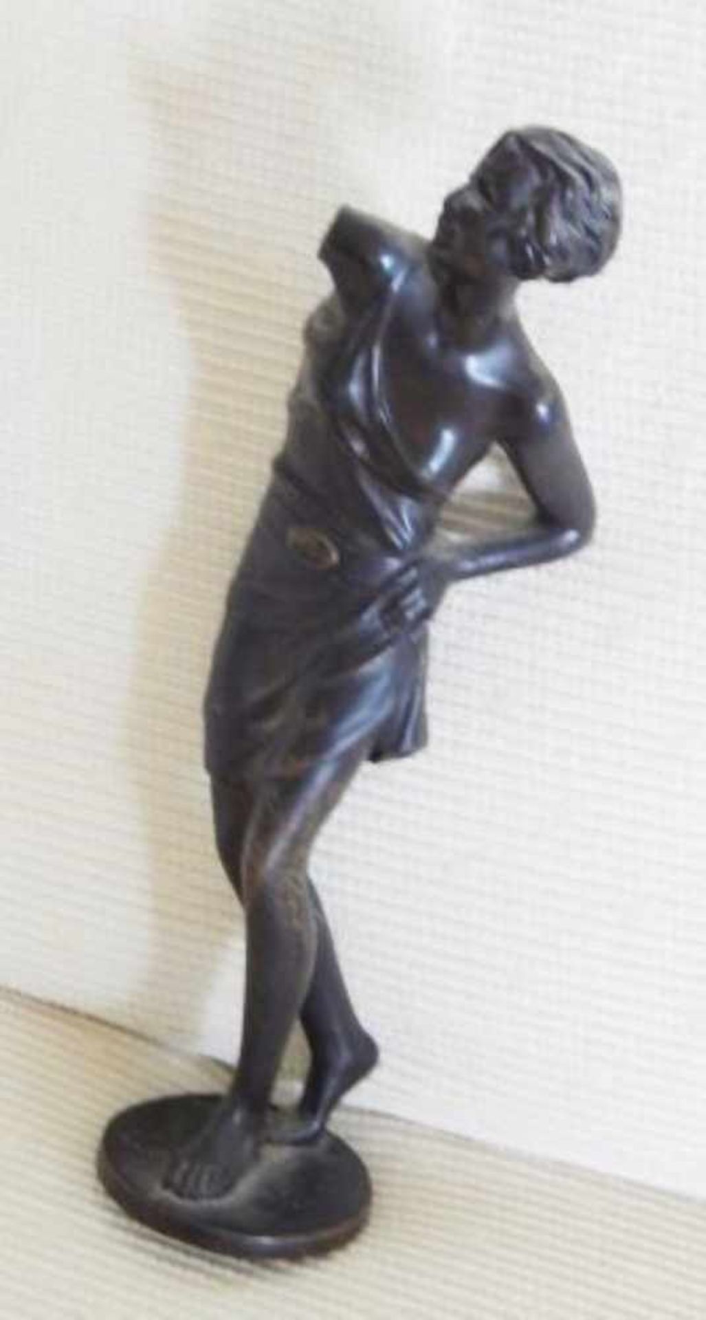 Skulptur "Stehender Halbakt", Bronze, auf dem Sockel unleserlich signiert, 1 Arm fehl wohl, Höhe