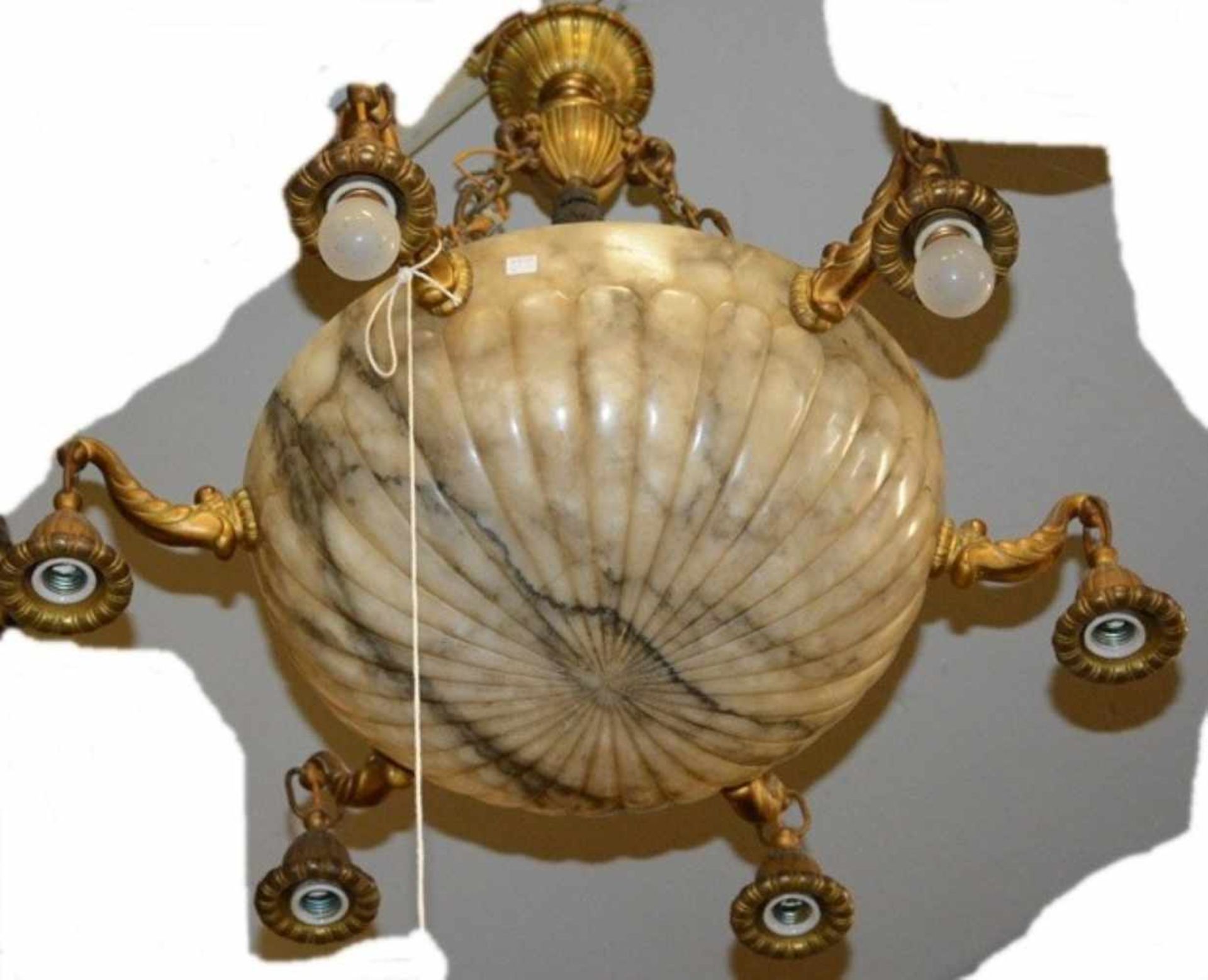 6-armige Deckenlampe mit zentrierter, großer Alabasterschale(Durchmesser 44cm)und Bronzemontur mit