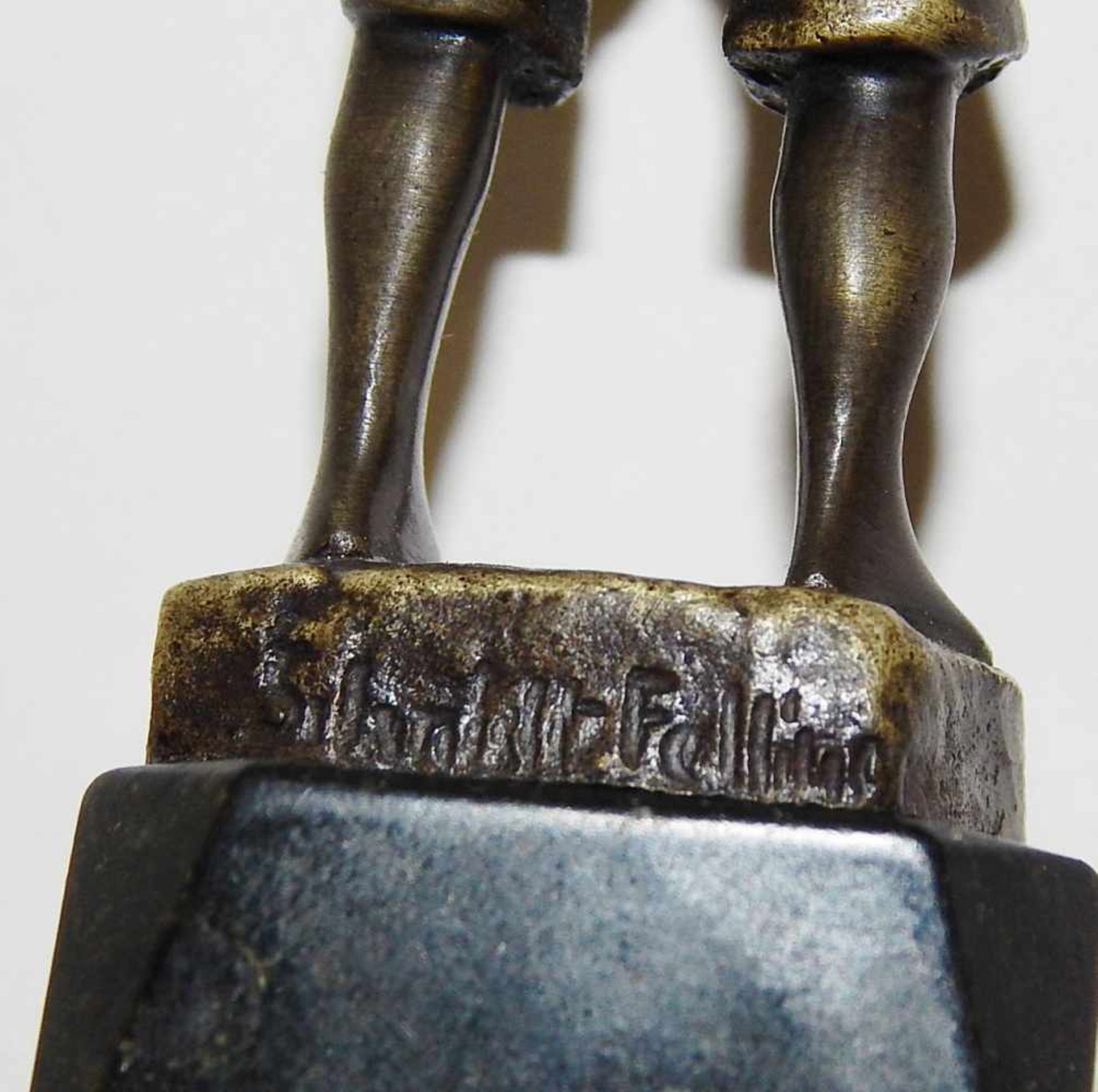 A.Schmidt-Felling(1895-1930) Skulptur "Lausbub", Bronze, signiert, Höhe ca.12, 5cm - Bild 3 aus 3