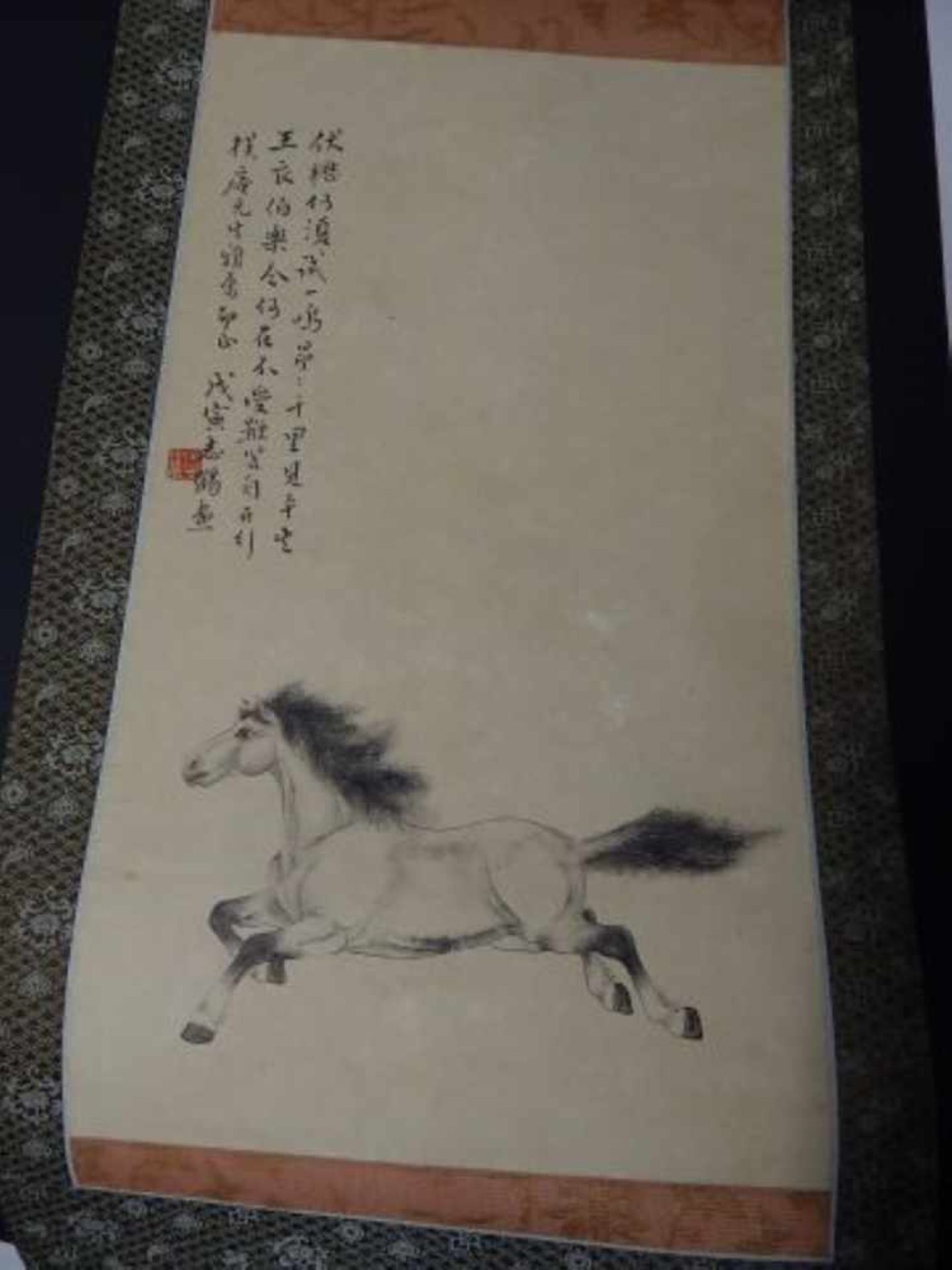 Rollbild mit Darstellung eines galoppierenden Pferdes, signiert und gestempelt, Künstler Anfang