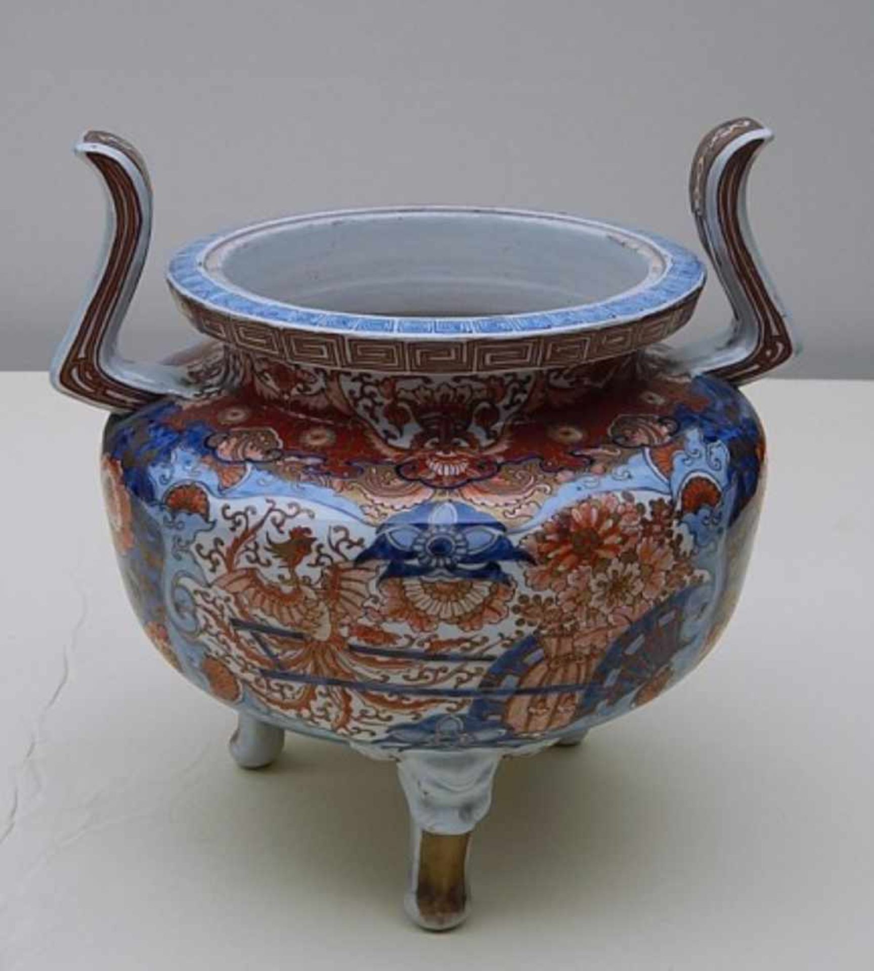 Henkelschale, Porzellan, wohl China, 19./20. Jahrhundert, restauriert, Höhe ca.32cm, Durchmesser