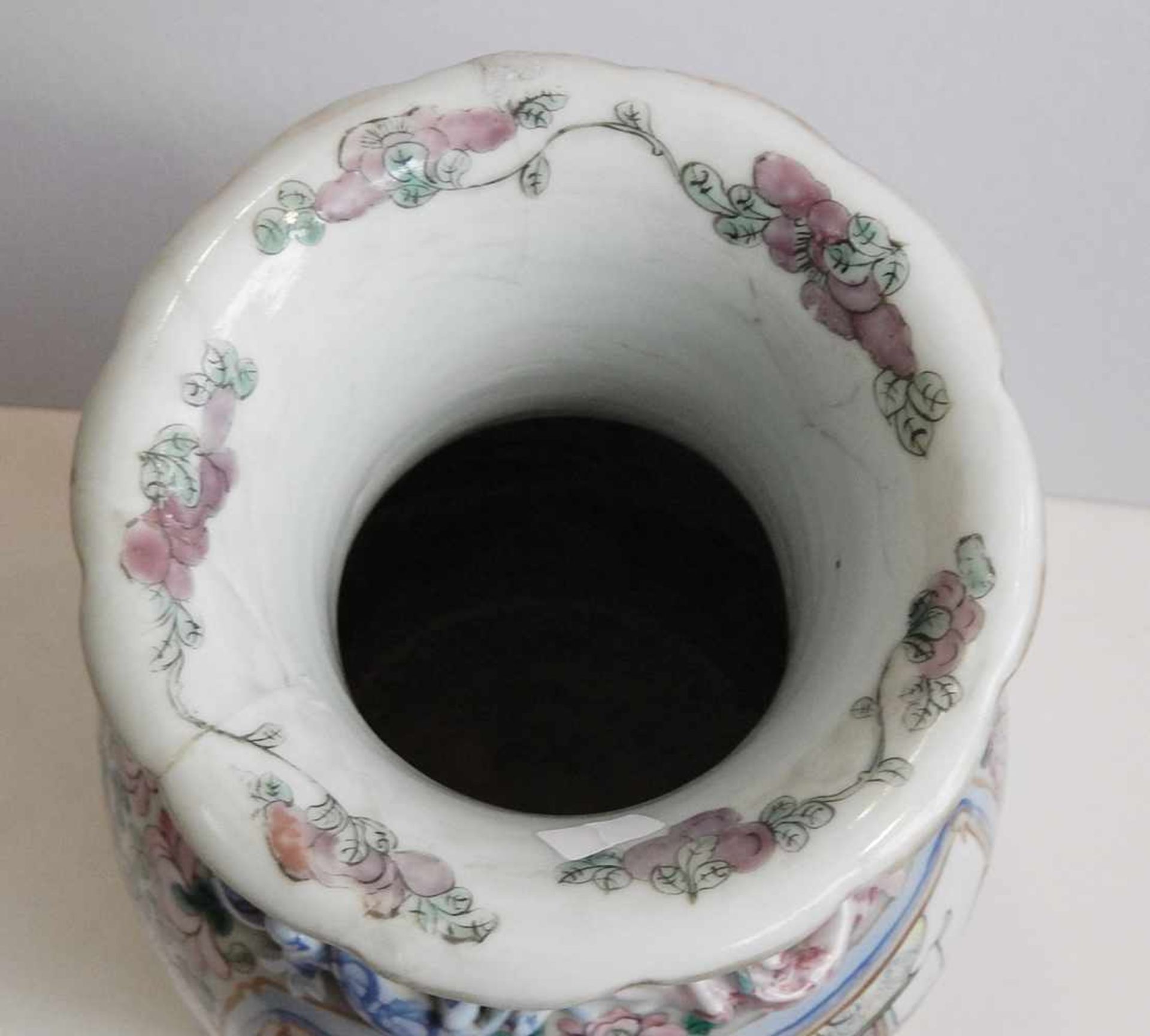 Mittlere Blumenvase, China, Famille Rose, 19.Jahrhundert, restauriert, Höhe ca.36cm - Image 2 of 3