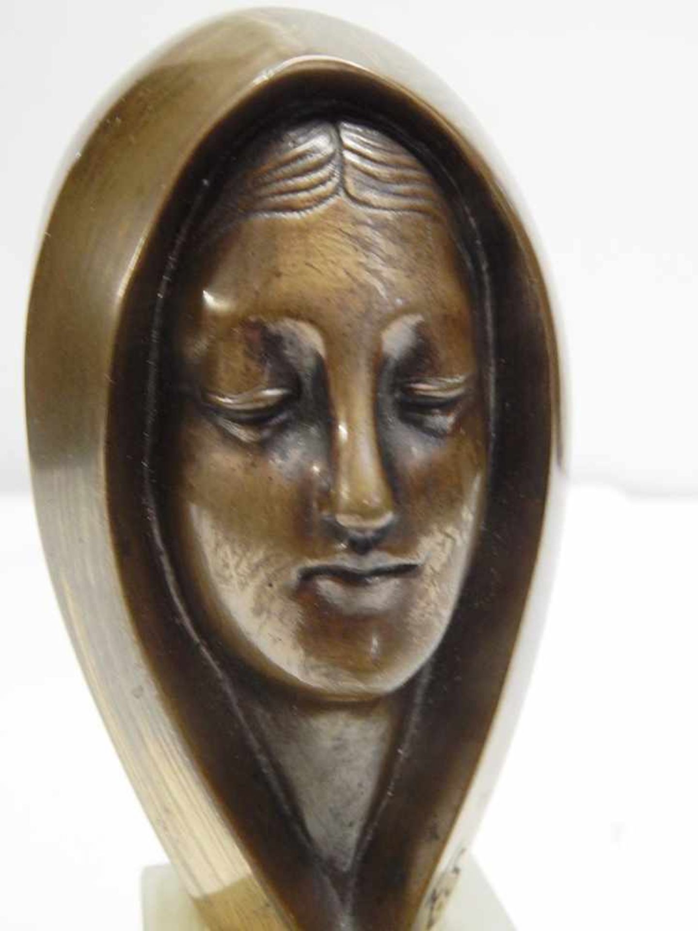 Skulptur "Frau mit Schleier", Bronze, monogrammiert FS, auf Onixsockel montiert, Höhe ca.10, 5cm - Bild 2 aus 4