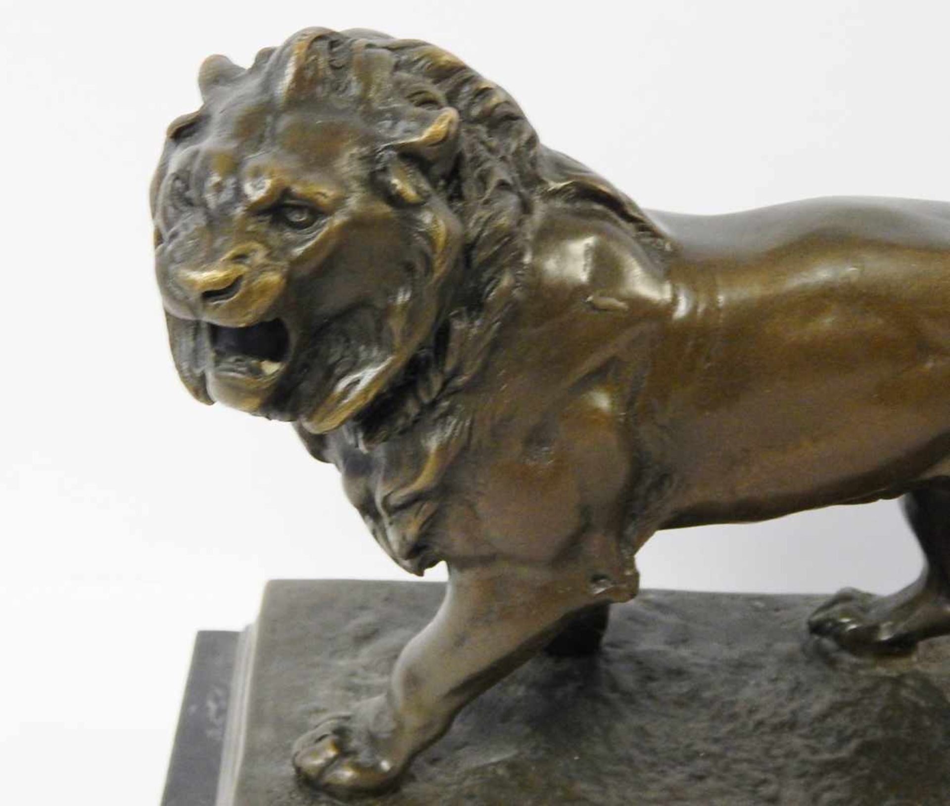 Christian Valton(1851-1918) Skulptur "Löwe" Bronze auf Marmorsockel montiert,ca.25,5x11,5x20,5( - Image 2 of 4