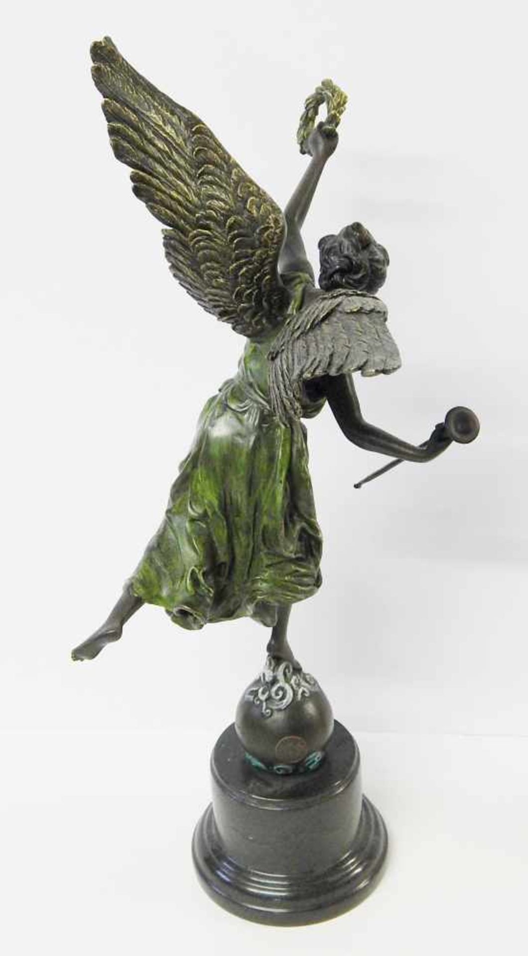 Skulptur "Engel mit Fanfare", Bronze auf Marmorsockel montiert, Gesamthöhe ca.41, 2cm, wohl ein - Image 4 of 5