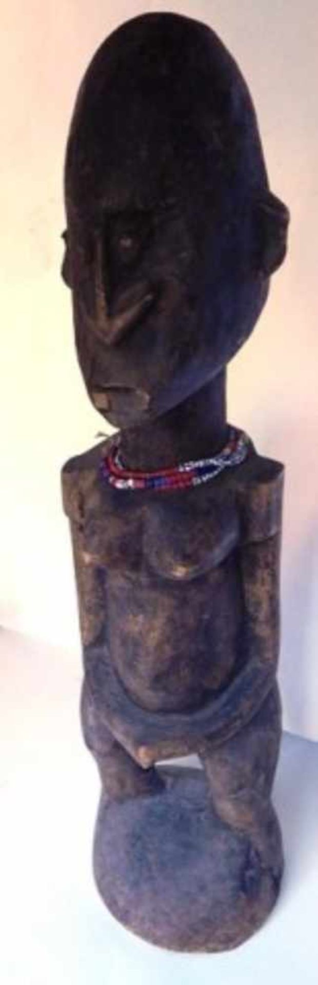 Skulptur "Stehende mit Kette", afrikanisches Kunsthandwerk des 20.Jahrhunderts, Höhe 58cm