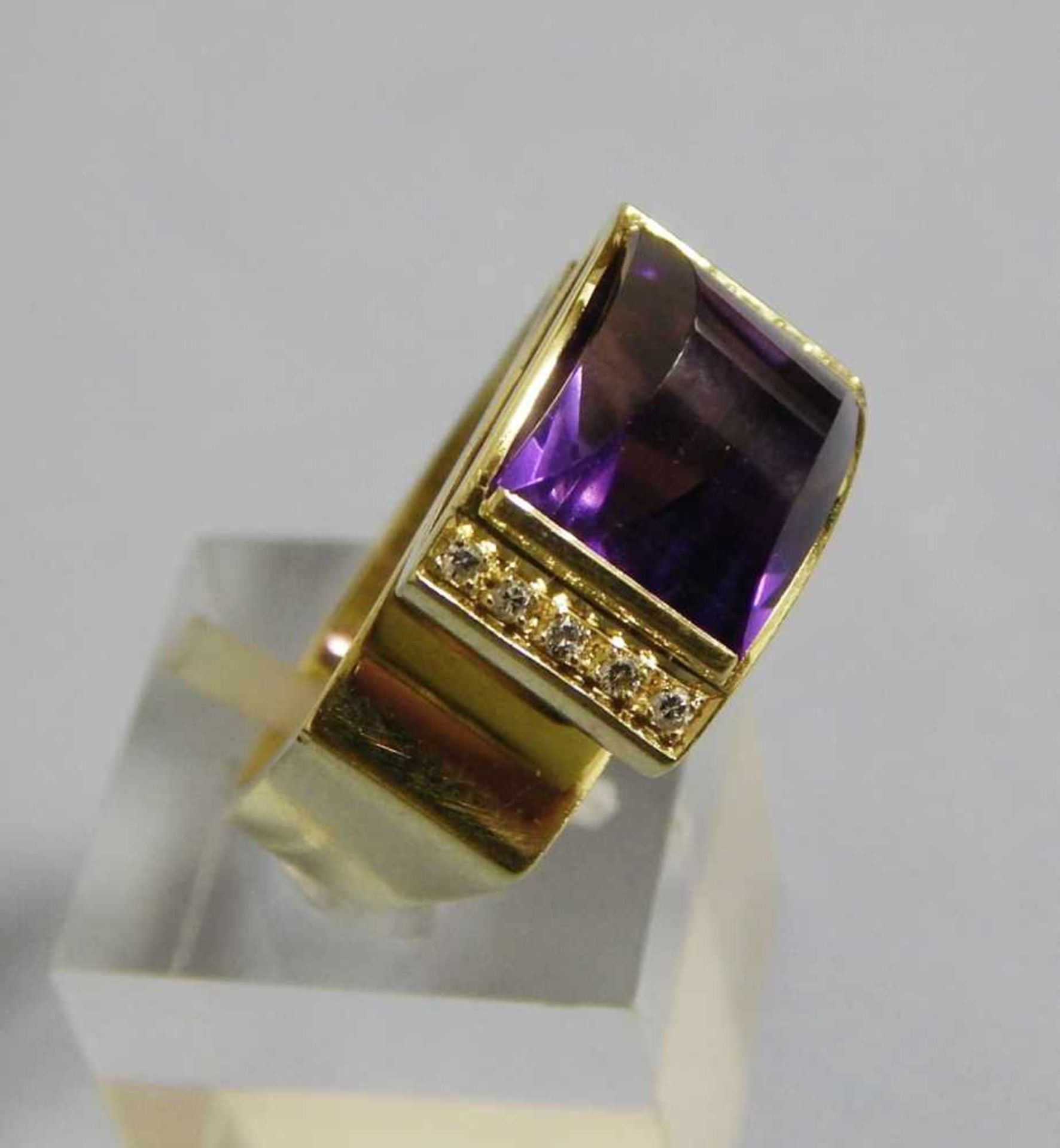 Damenring mit Amethyst und Diamanten(zusammen ca.0, 1ct), 750er Geölbgold, brutto ca.11, 42 Gramm,