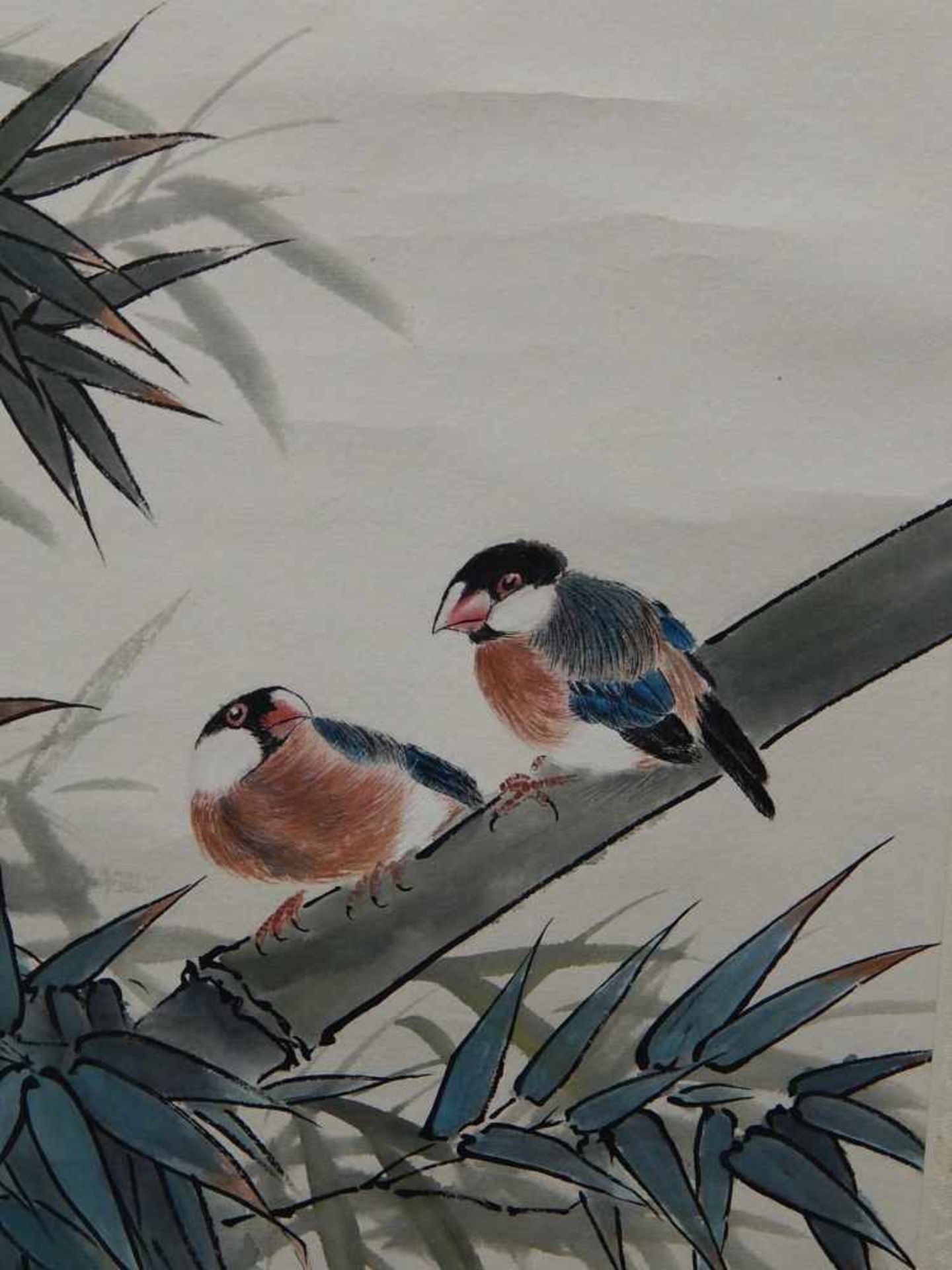 Rollbild, Darstellung von 2 Vögeln auf einem Bambus, Aquarell und Tinte, vom Künstler signiert und - Bild 2 aus 3