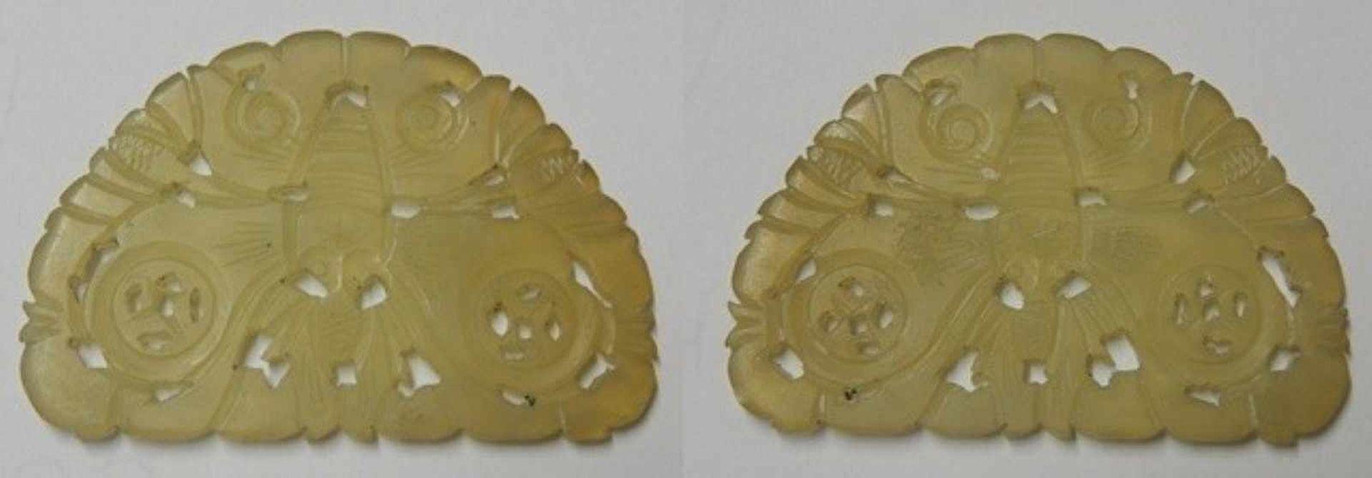 Halbrundes Jade-Amulett, durchbrochen gearbeitet, China 19.Jahrhundert, ca.7, 4x5cm