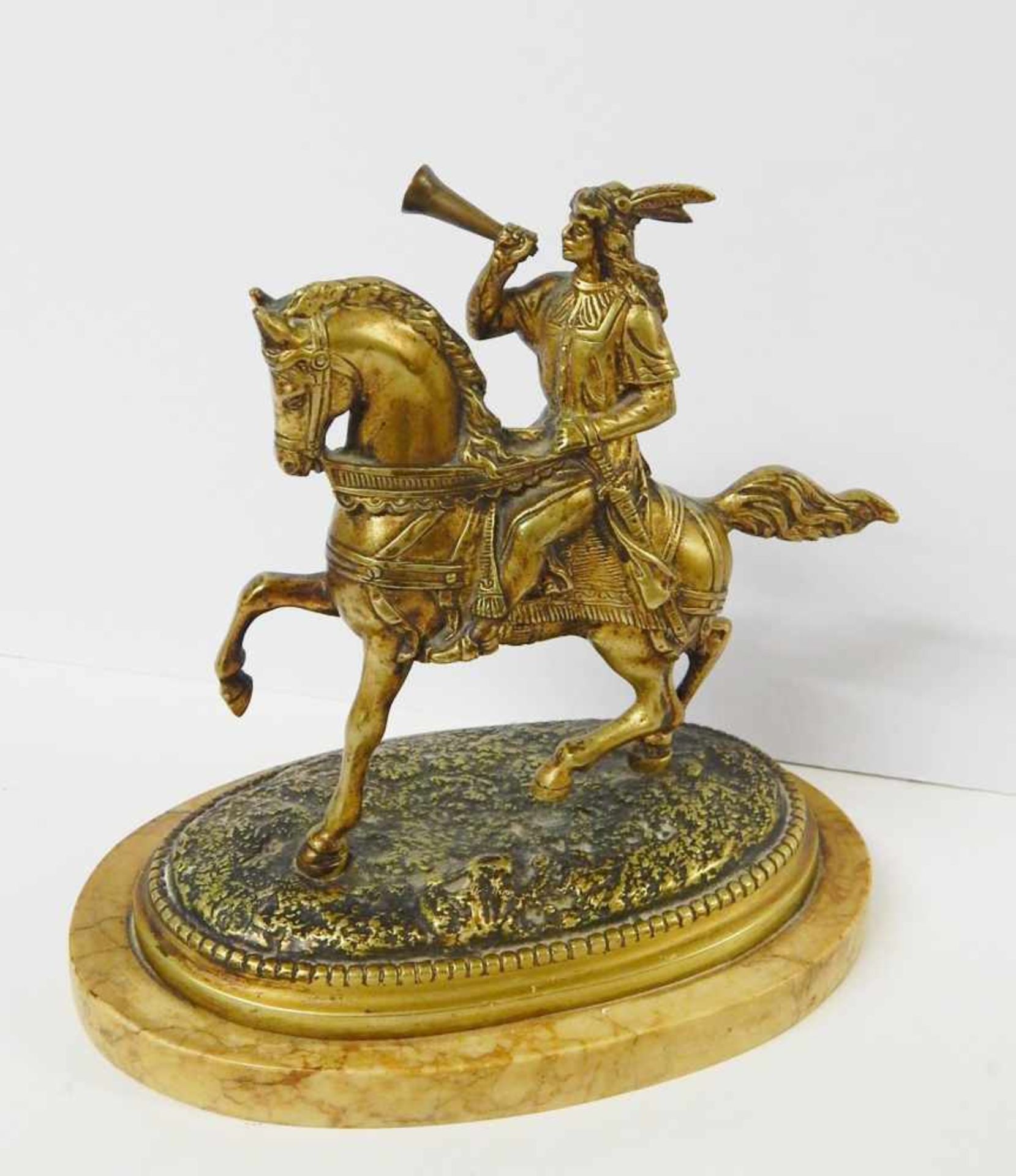 Skulptur "Indianer zu Pferd mit Fanfare", Bronze auf Marmorsockel montiert, Höhe ca.20cm, Breite