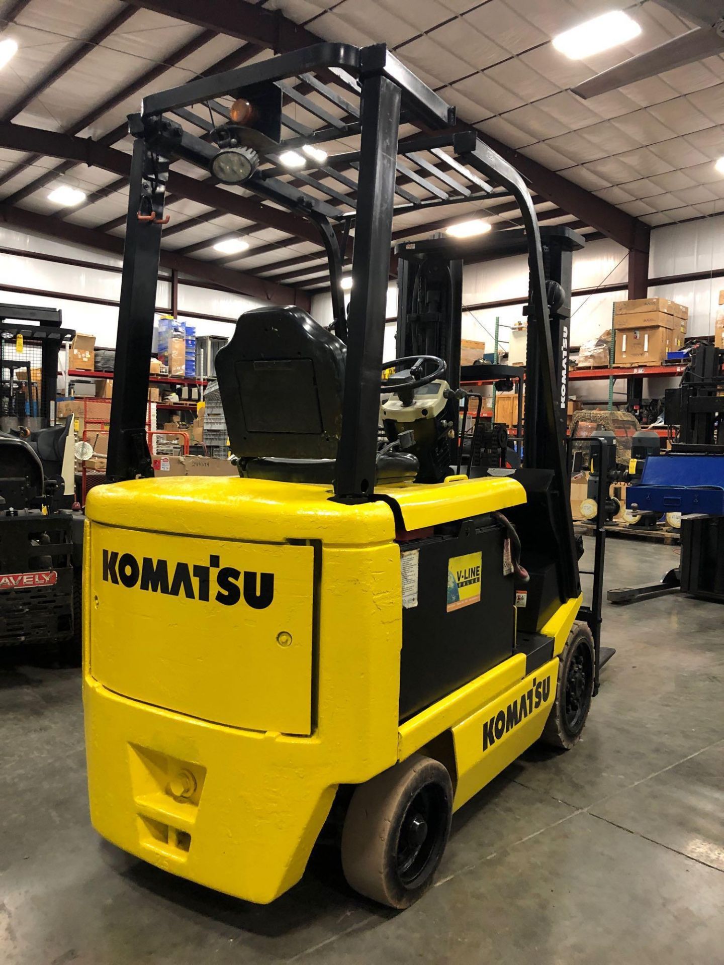 KOMATSU ELECTRIC FORKLIFT MODEL FB25SHG-5, 5,000 LB CAPACITY - Image 5 of 9