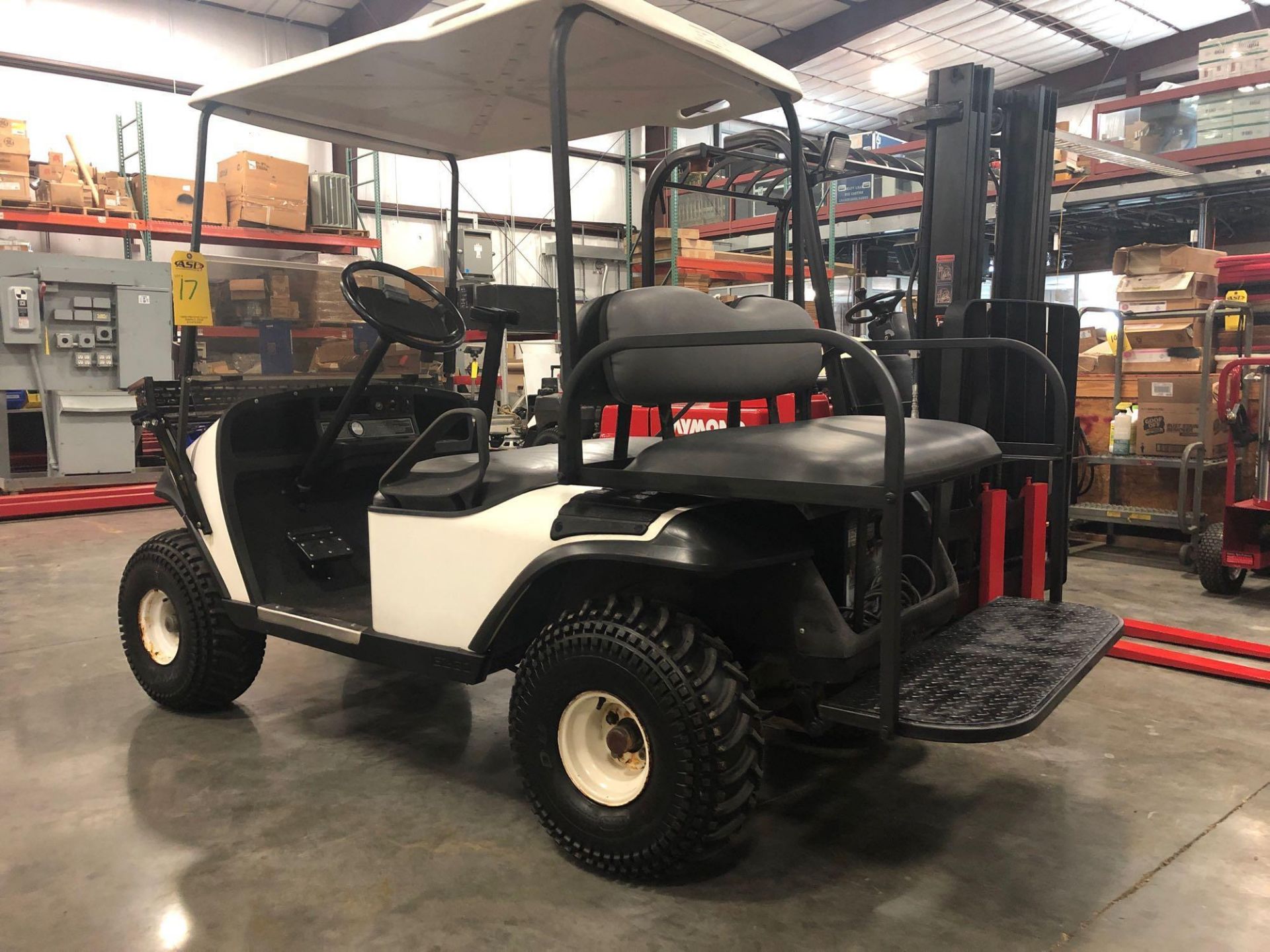 EZ-GO ELECTRIC GOLF CART W/ CHARGER - Image 4 of 6