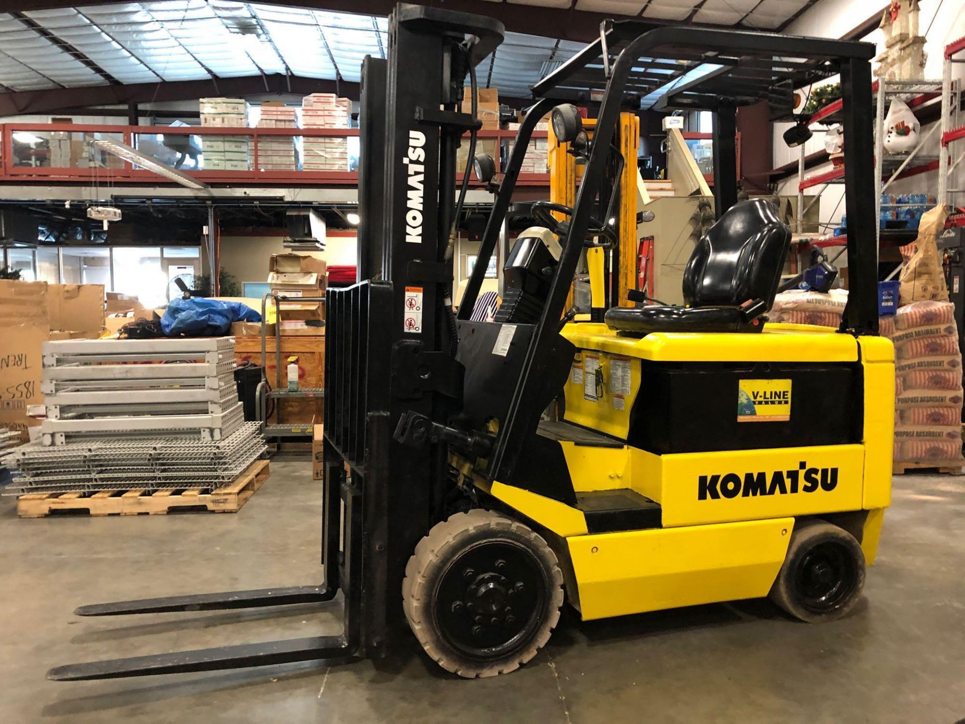 KOMATSU ELECTRIC FORKLIFT MODEL FB25SHG-5, 5,000 LB CAPACITY - Image 7 of 9