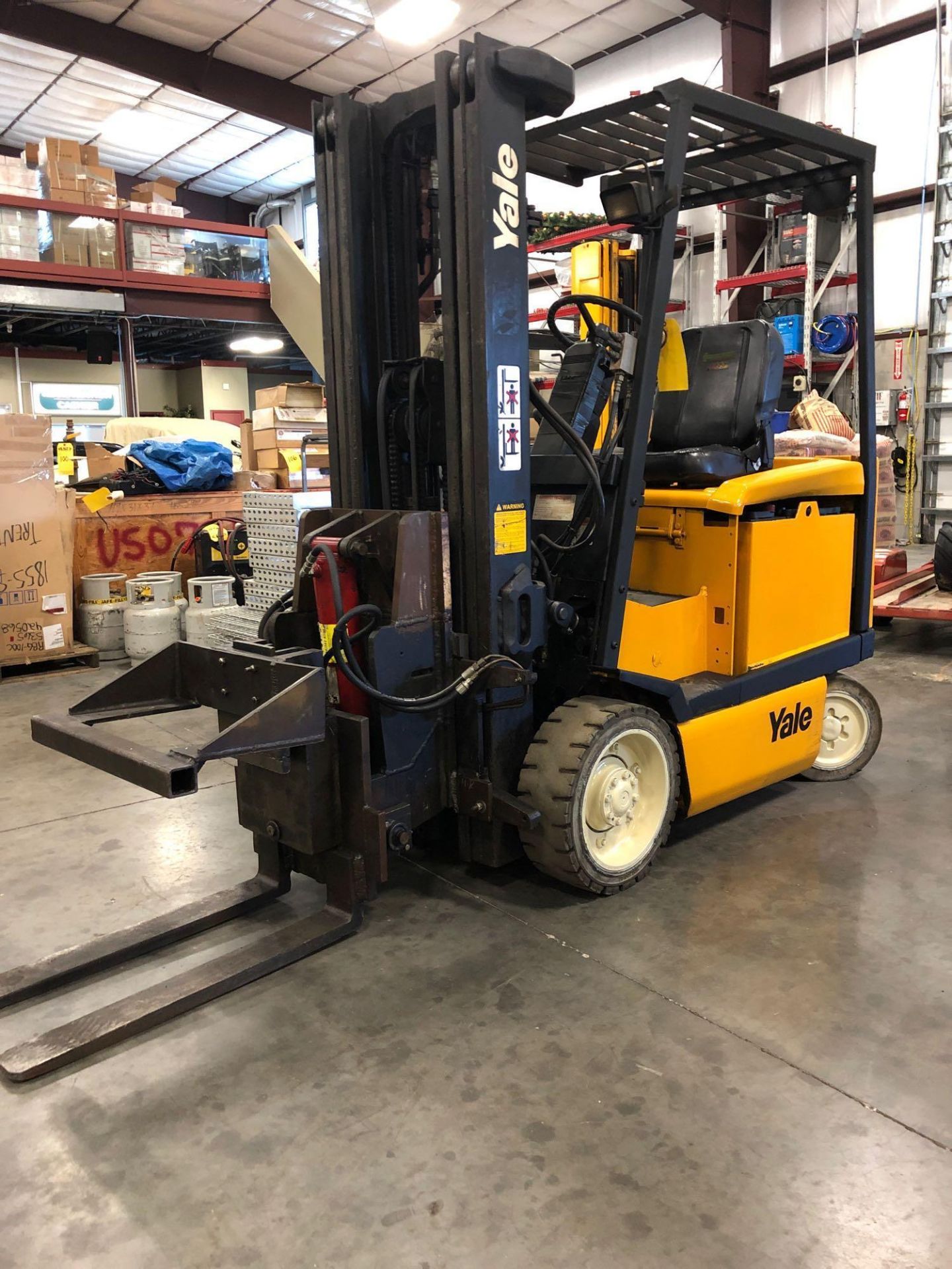 YALE ELECTRIC FORKLIFT MODEL ERC050, - Image 2 of 11