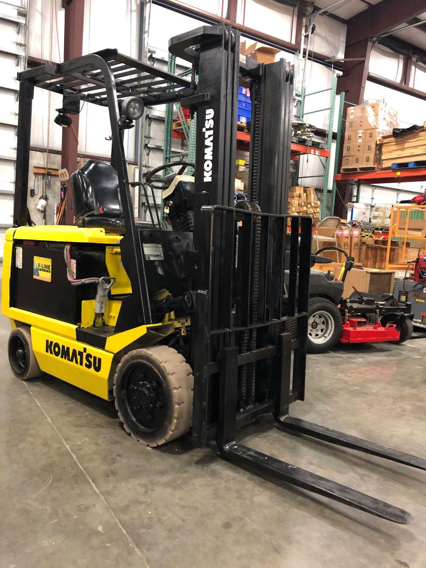 KOMATSU ELECTRIC FORKLIFT MODEL FB25SHG-5, 5,000 LB CAPACITY - Image 3 of 9