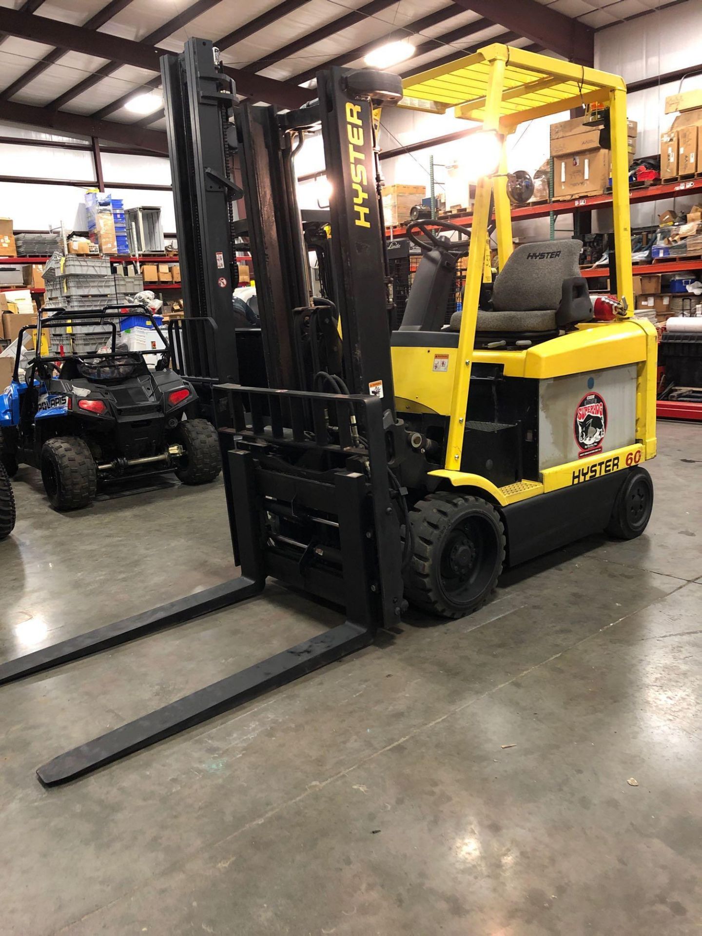 HYSTER ELECTRIC FORKLIFT MODEL E60XM2-33, 6,000 LB CAPACITY - Image 5 of 8