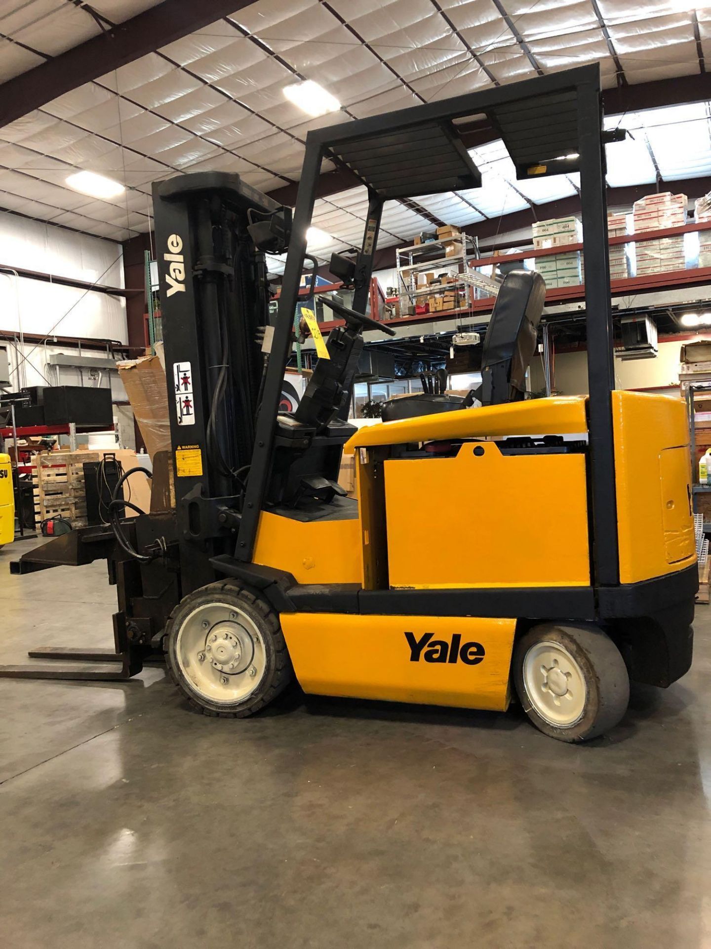 YALE ELECTRIC FORKLIFT MODEL ERC050, - Image 6 of 11