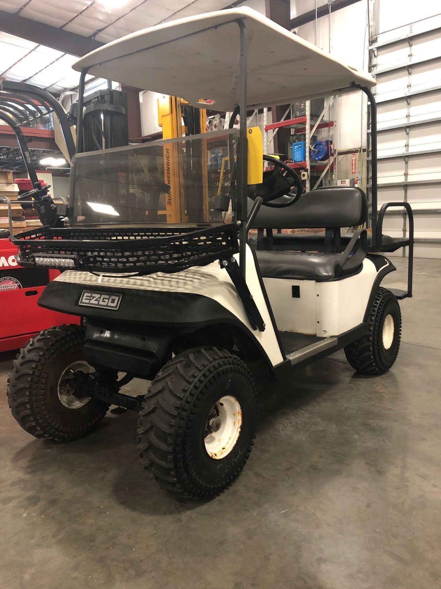 EZ-GO ELECTRIC GOLF CART W/ CHARGER