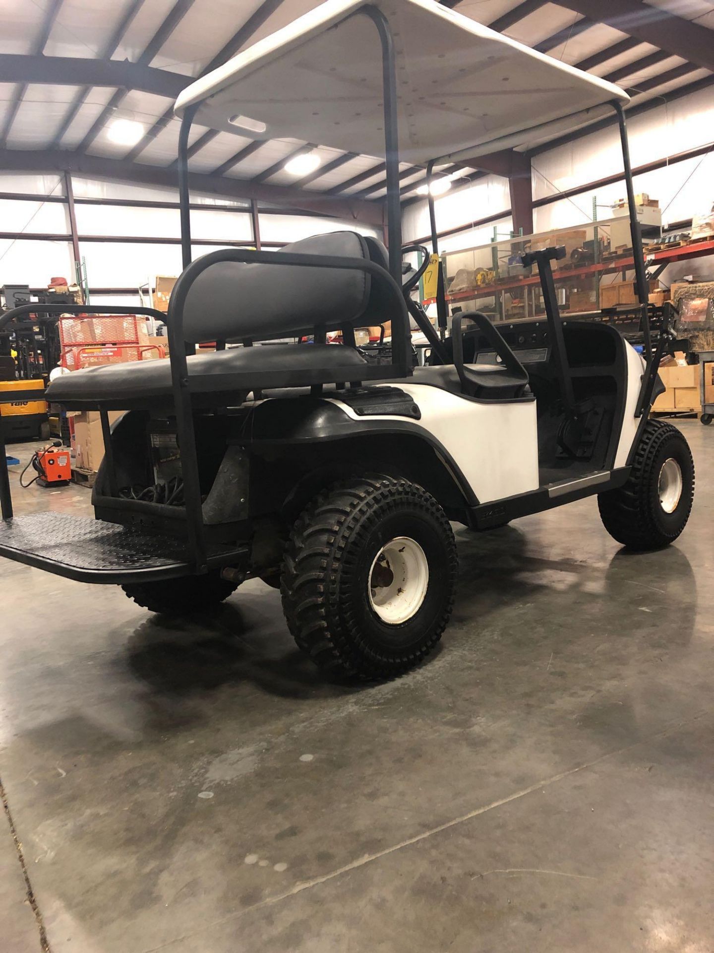 EZ-GO ELECTRIC GOLF CART W/ CHARGER - Image 3 of 6