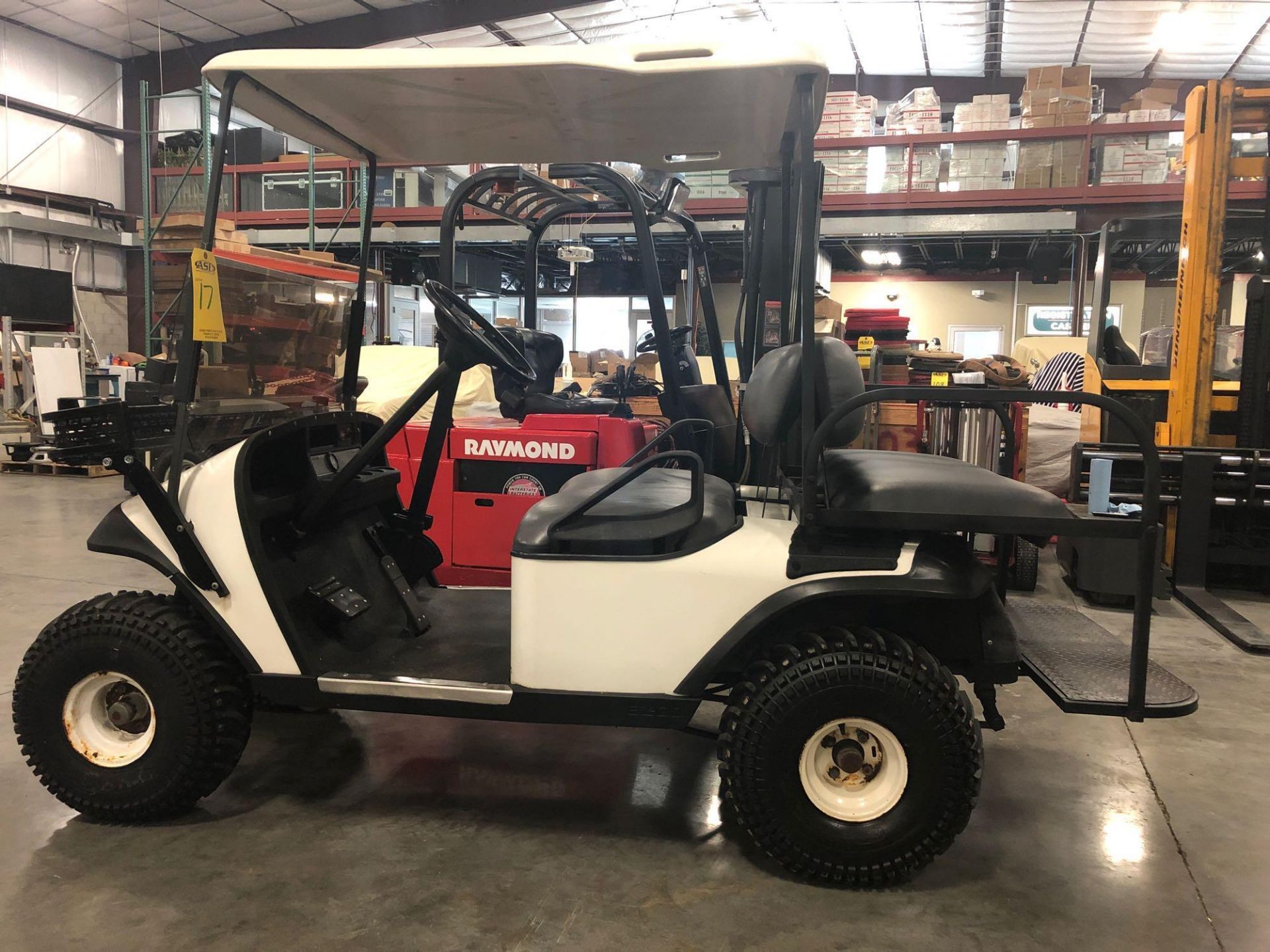 EZ-GO ELECTRIC GOLF CART W/ CHARGER - Image 5 of 6