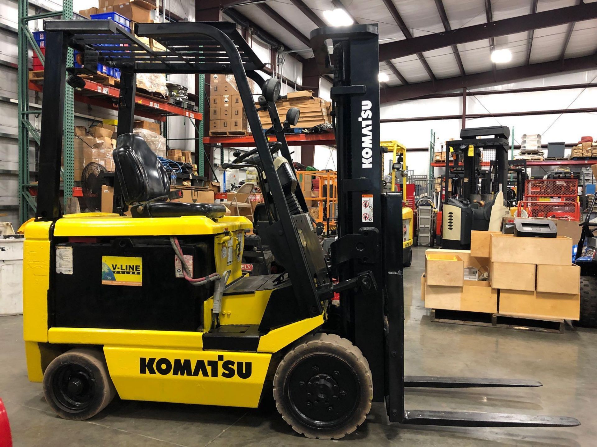 KOMATSU ELECTRIC FORKLIFT MODEL FB25SHG-5, 5,000 LB CAPACITY - Image 4 of 9