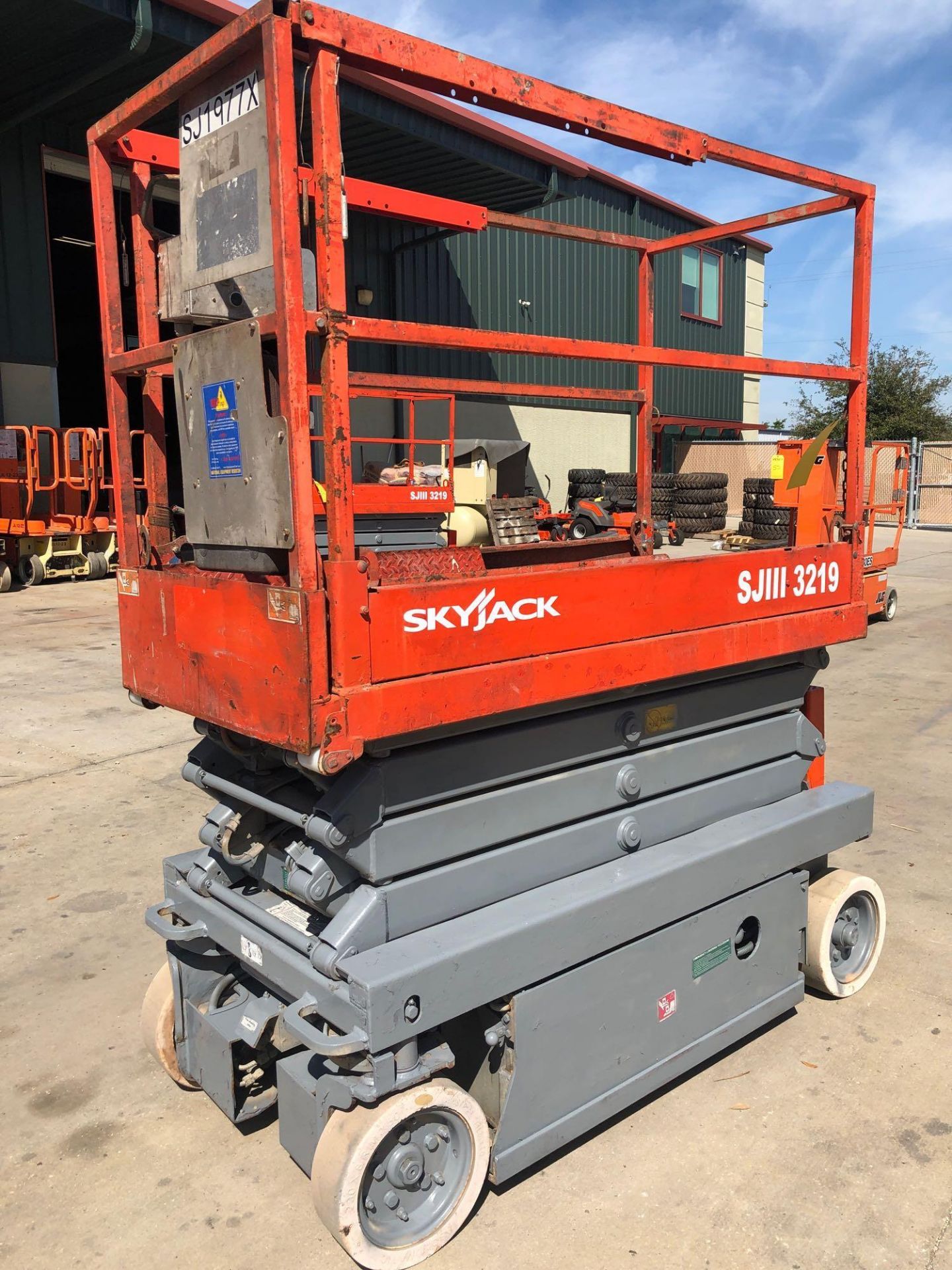 SKYJACK 3219 ELECTRIC SCISSOR LIFT - Image 2 of 4