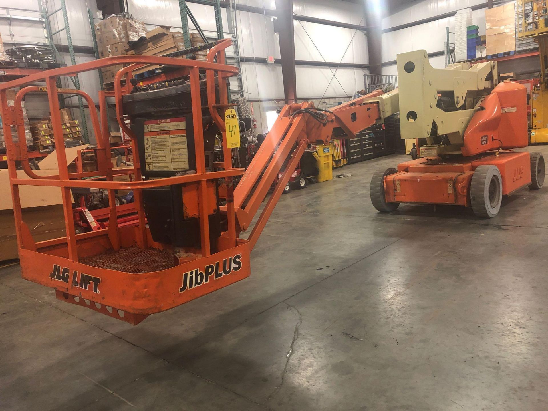 JLG E400AJP ELECTRIC ARTICULATING BOOM LIFT, 40' HEIGHT CAP