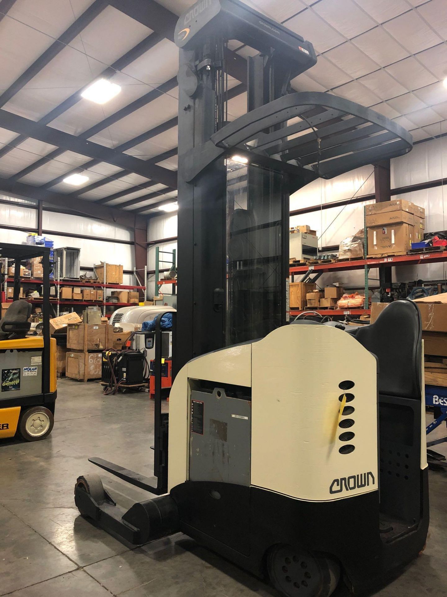 CROWN ELECTRIC REACH FORKLIFT MODEL RR5220-45 RR 5200 SERIES, APPROX. 5,000 LB CAPACITY, 300" HEIGHT - Image 2 of 8