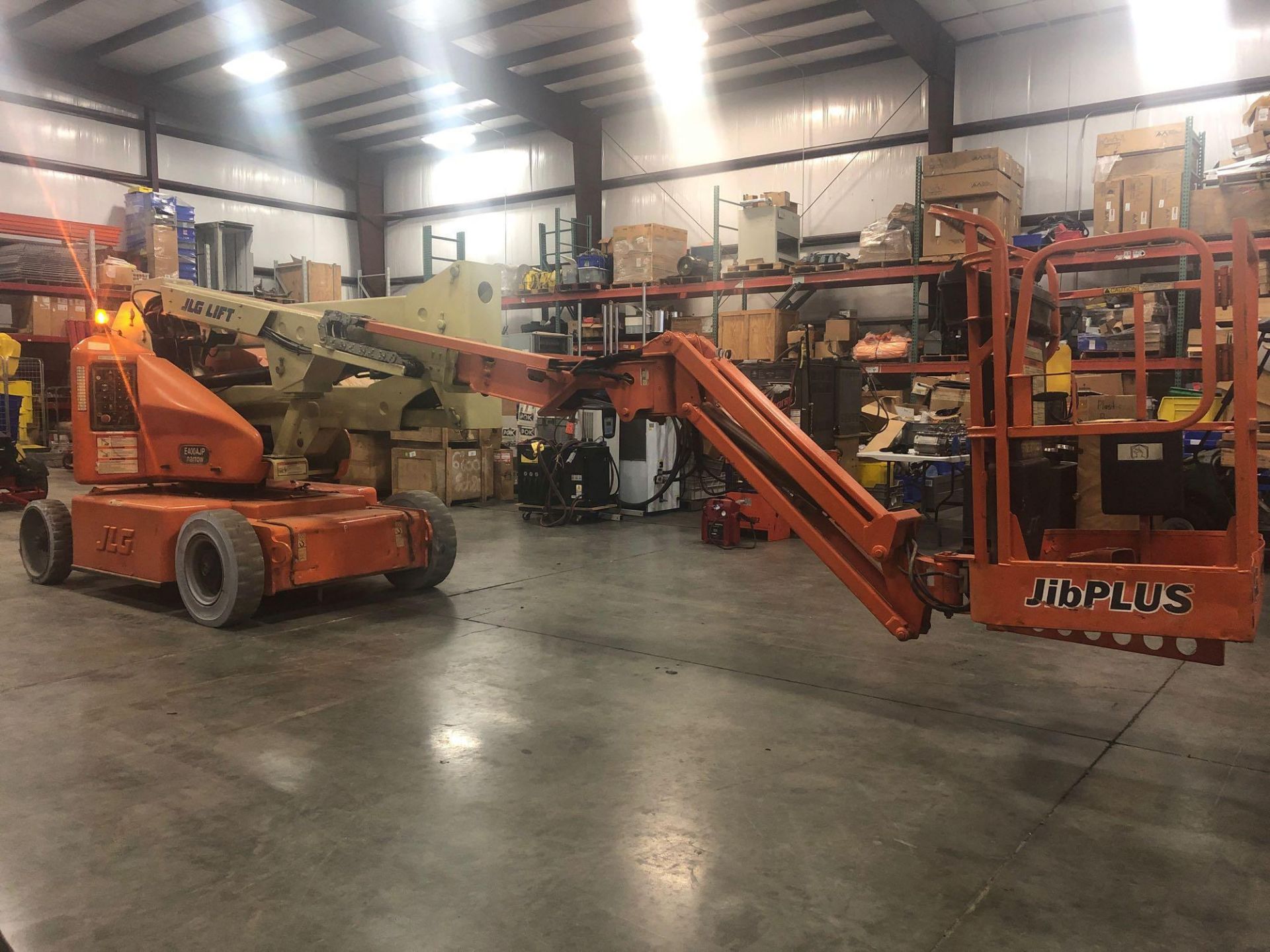 JLG E400AJP ELECTRIC ARTICULATING BOOM LIFT, 40' HEIGHT CAP - Image 4 of 6