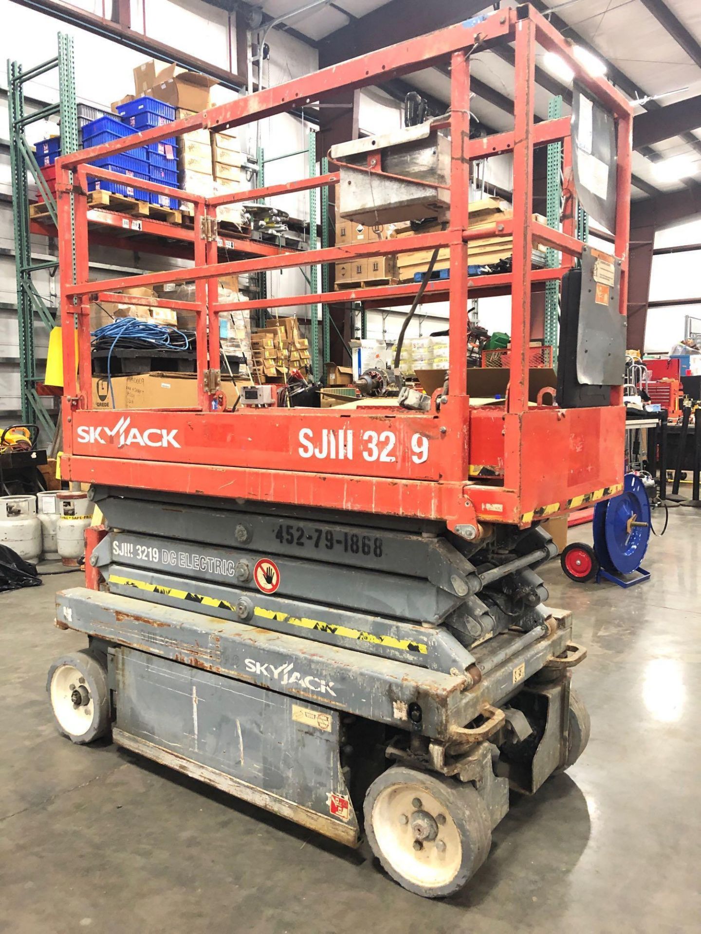 2013 SKYJACK 3219 ELECTRIC SCISSOR LIFT - Image 2 of 5