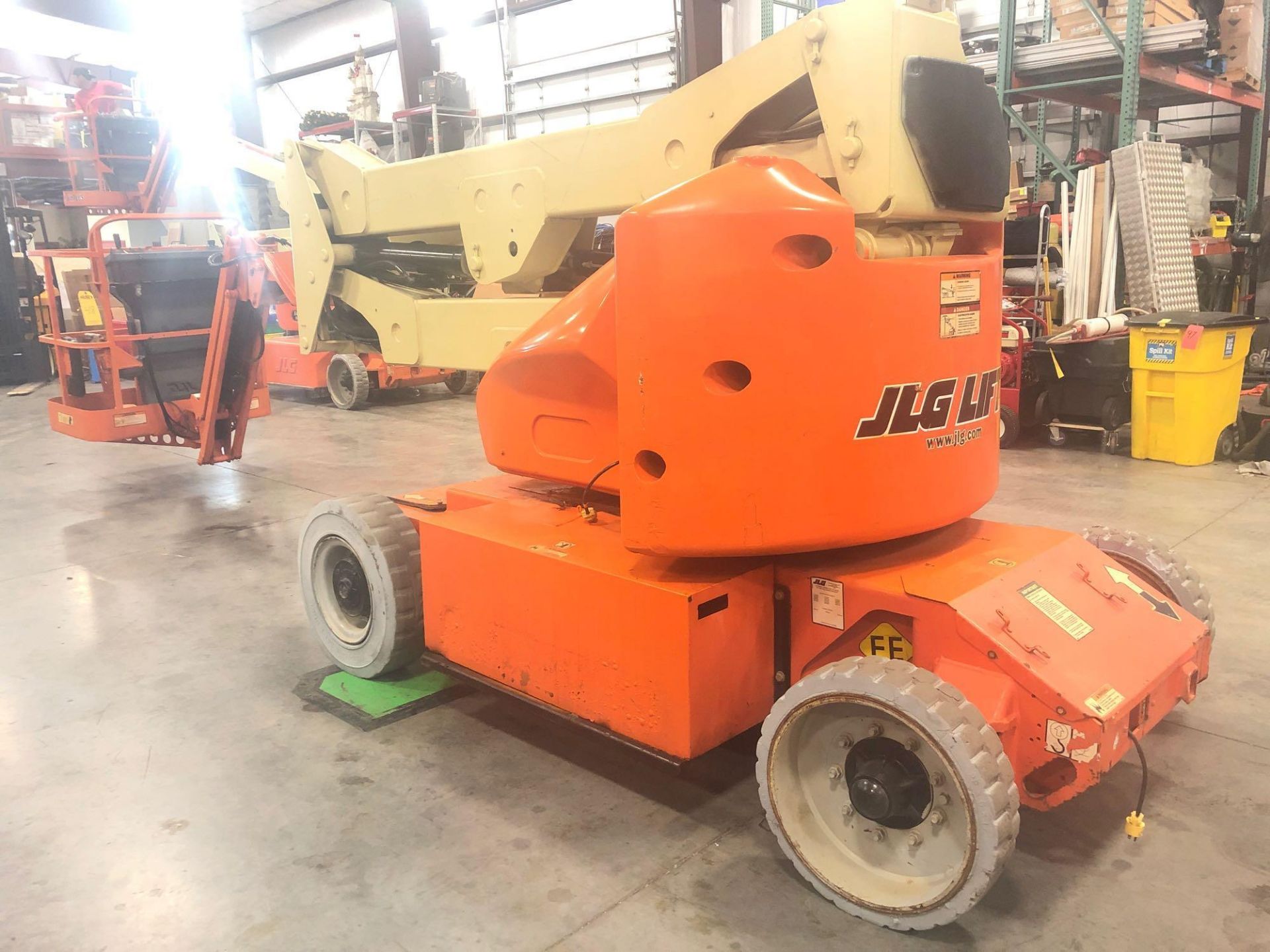 JLG E400AJN ELECTRIC ARTICULATING BOOM LIFT, 40' HEIGHT CAPACITY - Image 4 of 8