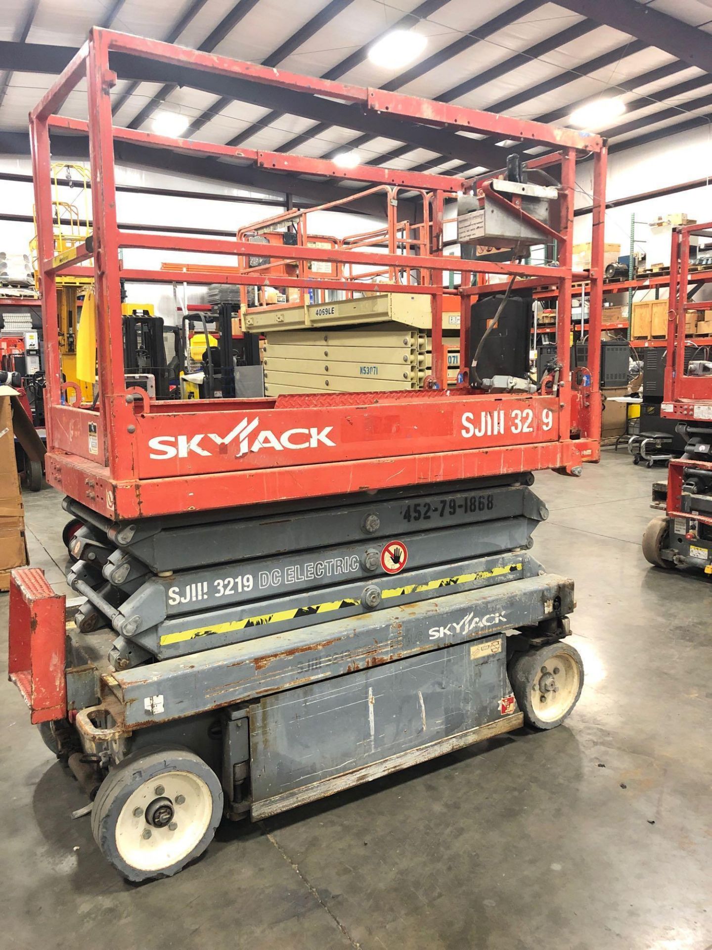 2013 SKYJACK 3219 ELECTRIC SCISSOR LIFT - Image 3 of 5