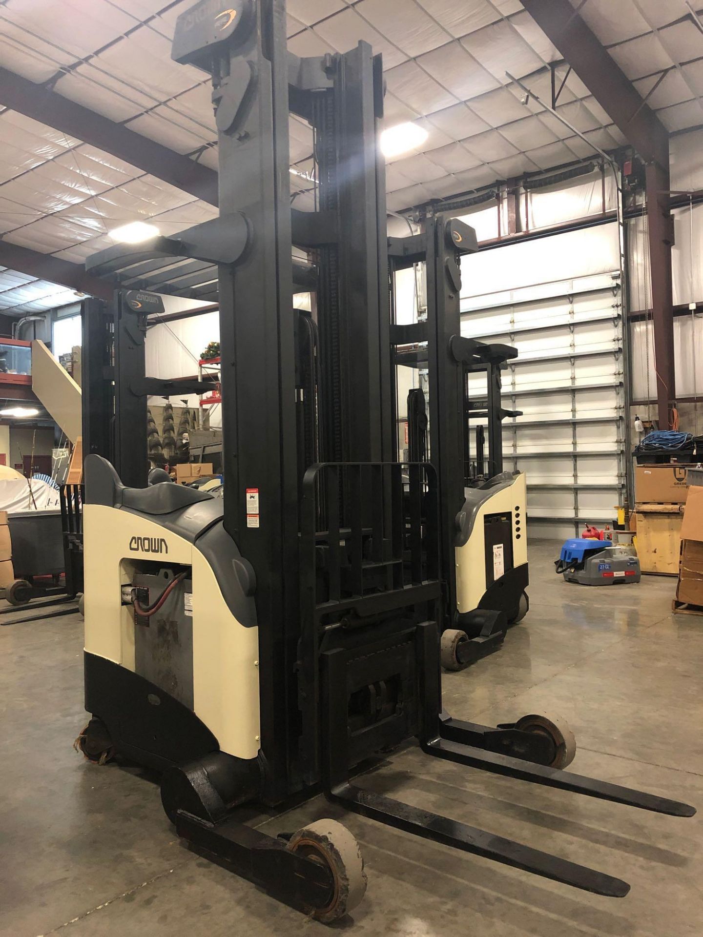 CROWN ELECTRIC REACH FORKLIFT MODEL RR5220-45 RR 5200 SERIES, APPROX. 5,000 LB CAPACITY, 300" HEIGHT