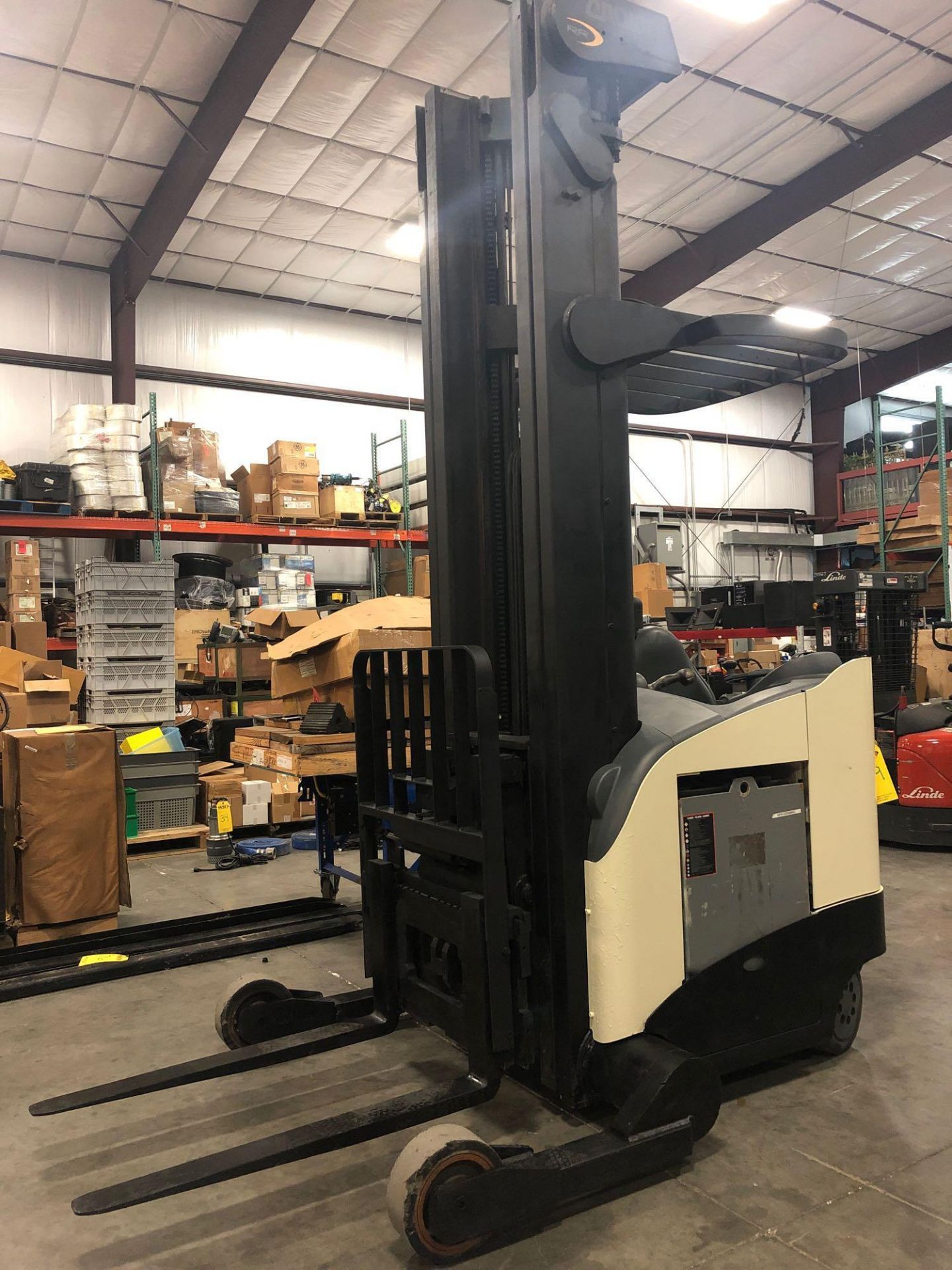 CROWN ELECTRIC REACH FORKLIFT MODEL RR5220-45 RR 5200 SERIES, APPROX. 5,000 LB CAPACITY, 300" HEIGHT - Image 3 of 8